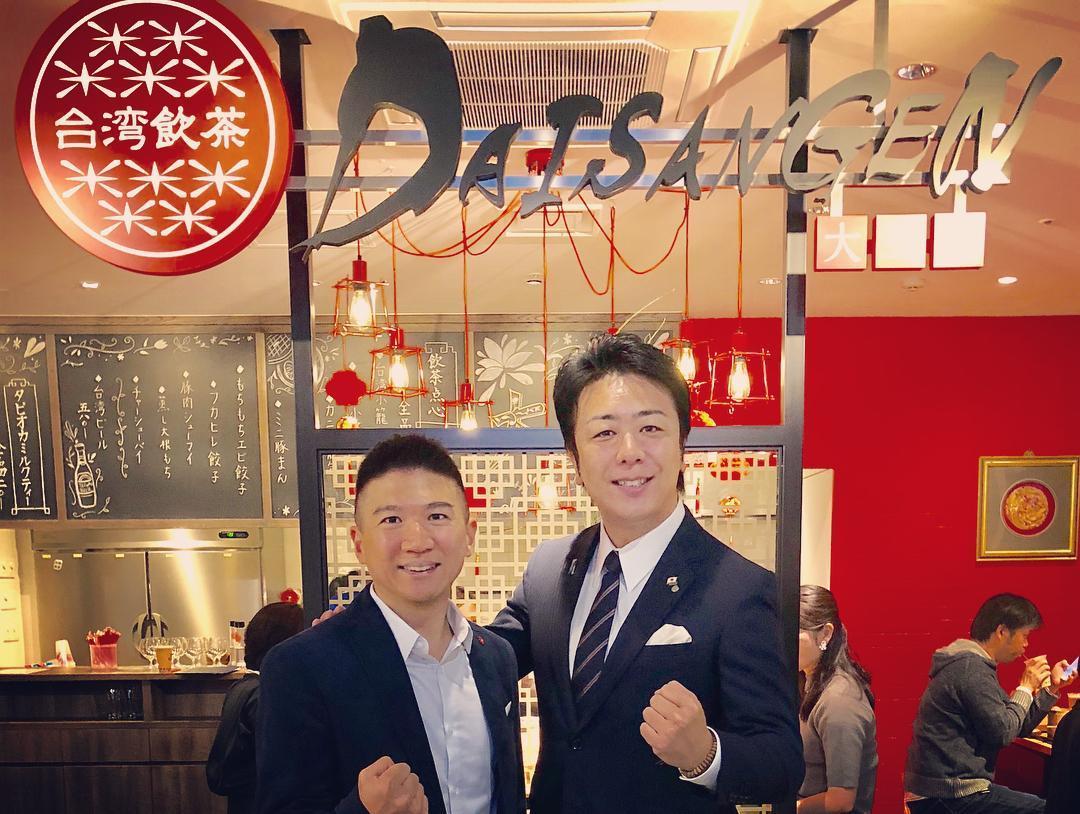 長子吳東璿(左)去年底在日本福岡百貨賣場開賣大三元招牌港點,福岡市長高島宗一郎(右)曾光臨,並在個人臉書上推薦,成為當地排隊名店。(翻攝高島宗一郎臉書)