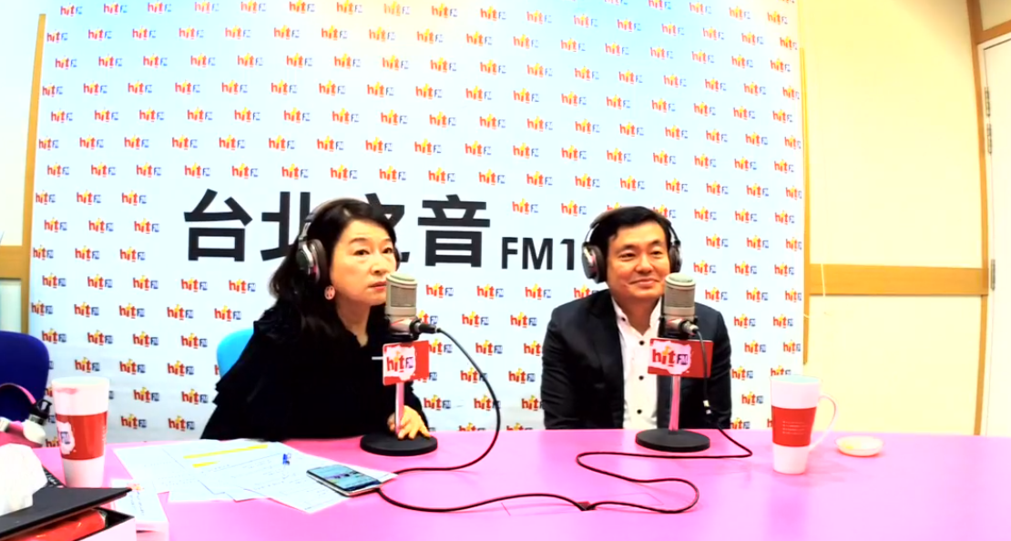 民進黨祕書長洪耀福(右)今早接受電台主持人周玉蔻(左)專訪。(翻攝蔻蔻早餐臉書專頁)