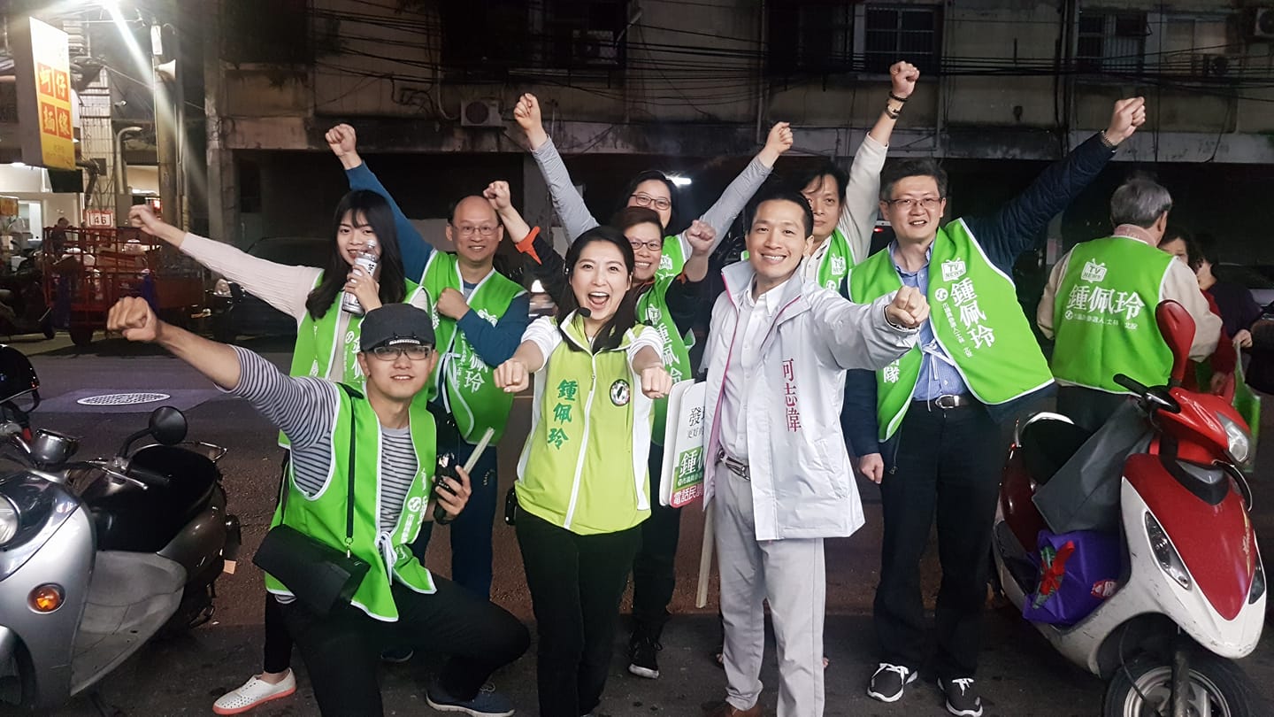 現任北市議員何志偉（前排右）的大嫂、前主播鍾佩玲（前排中）也順利通過民進黨北市議員初選。（翻攝鍾佩玲臉書）