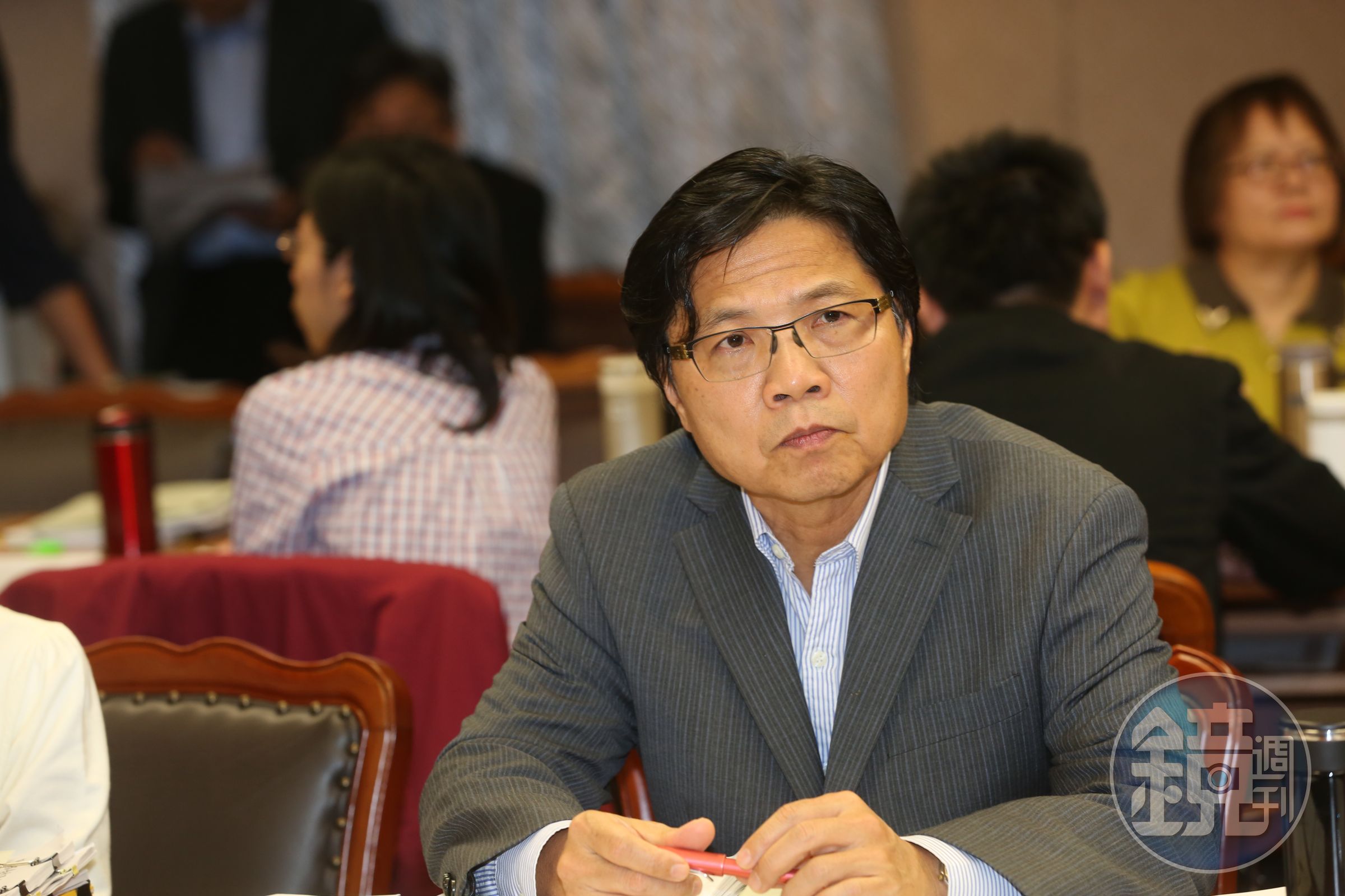 內政部長葉俊榮被質疑在大陸兼職，藍委要求他出面說明。