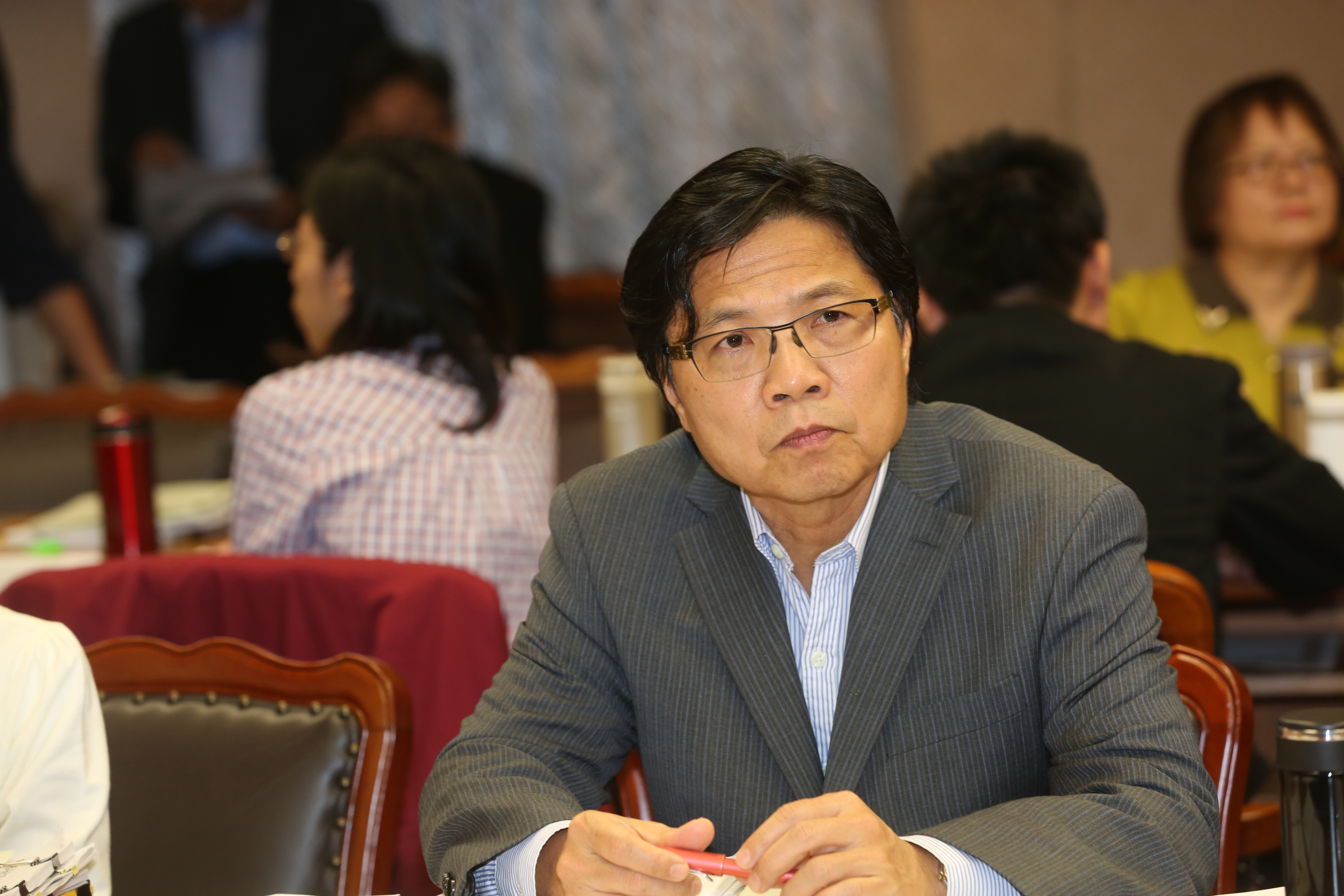 內政部長葉俊榮被質疑在大陸兼職，藍委要求他出面說明。