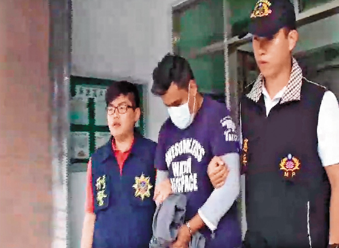 警方訊問王嫌（中）並搜索證物，最後將王嫌移送地檢署偵辦。（翻攝畫面）