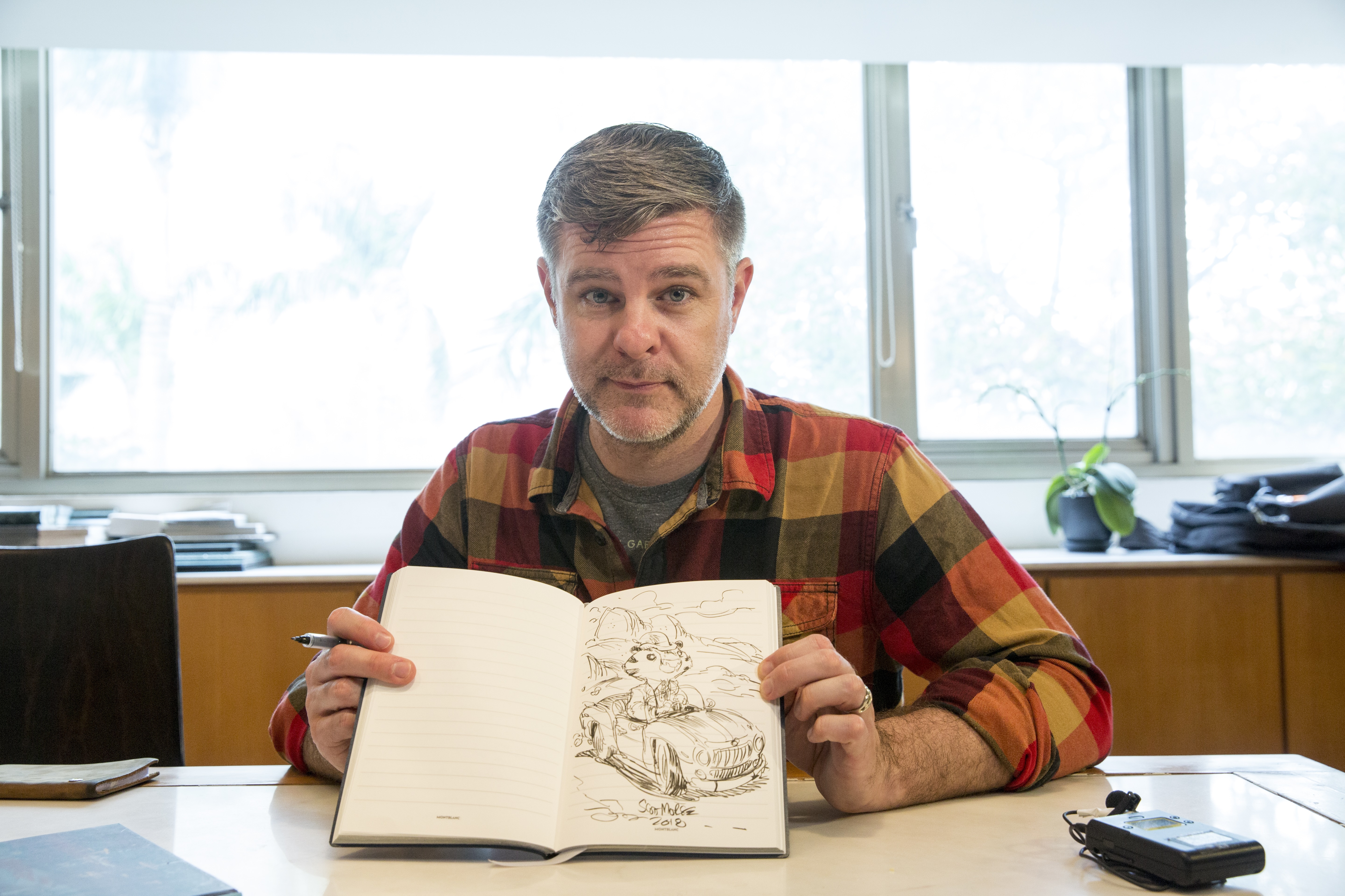 史考特莫斯接受本刊專訪，訪問結束後主動在現場畫了一幅素描當作紀念。