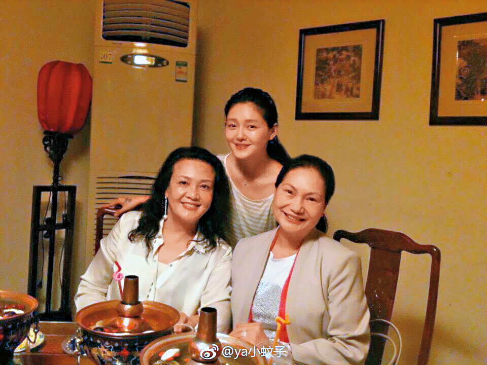 徐媽媽（右）和張蘭（左）對大S（後）都非常照顧，經常為她進補身體。（翻攝自汪小菲臉書）