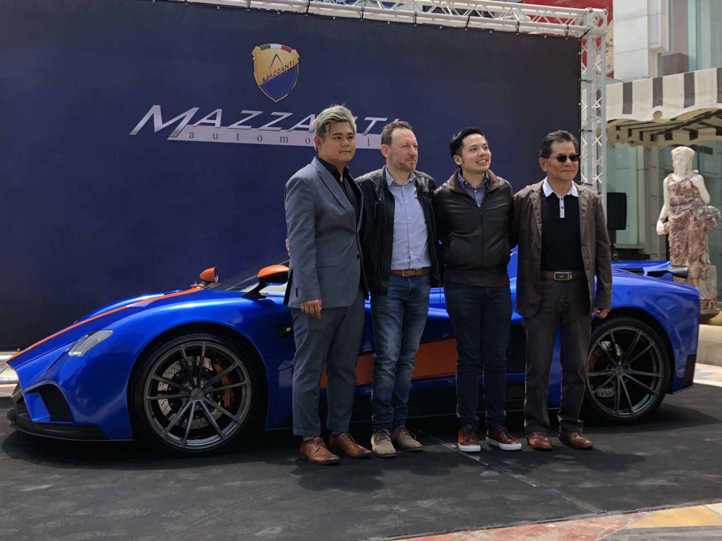 和陳風廷（左）合作的優利通執行長林乾隆（右2）也遭騙，指控陳風廷連Mazzanti的車錢都沒付給他。（本刊資料照）