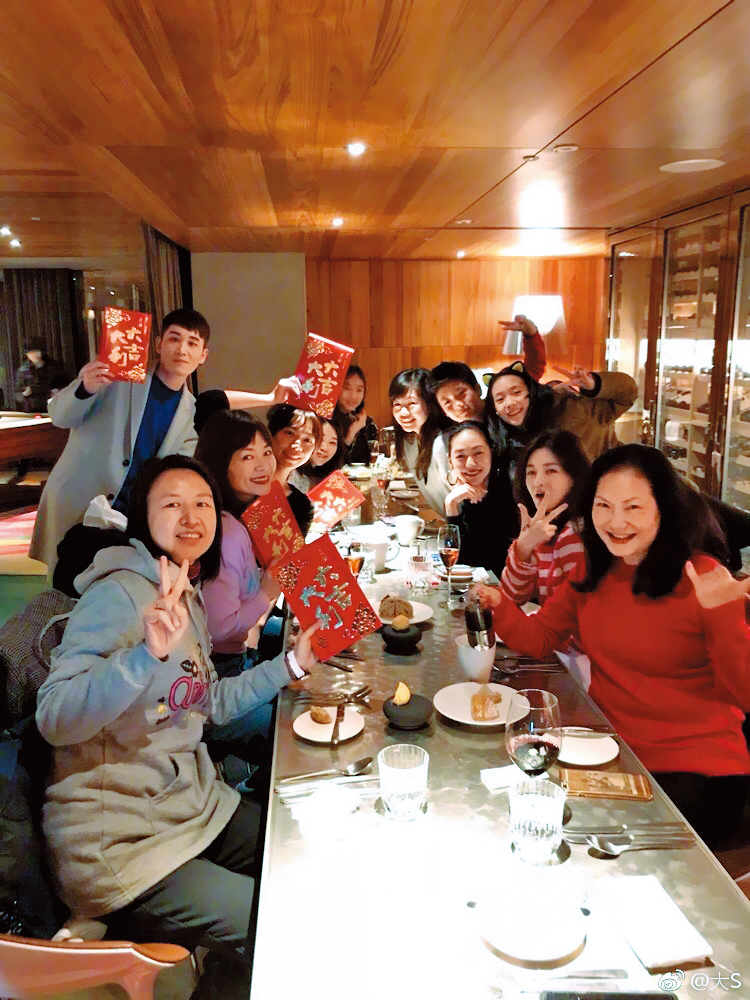 今年2月大S出席 S HOTEL尾牙和親友一同飲酒慶祝，當時應該還不知道已經有孕。（翻攝自大S微博）