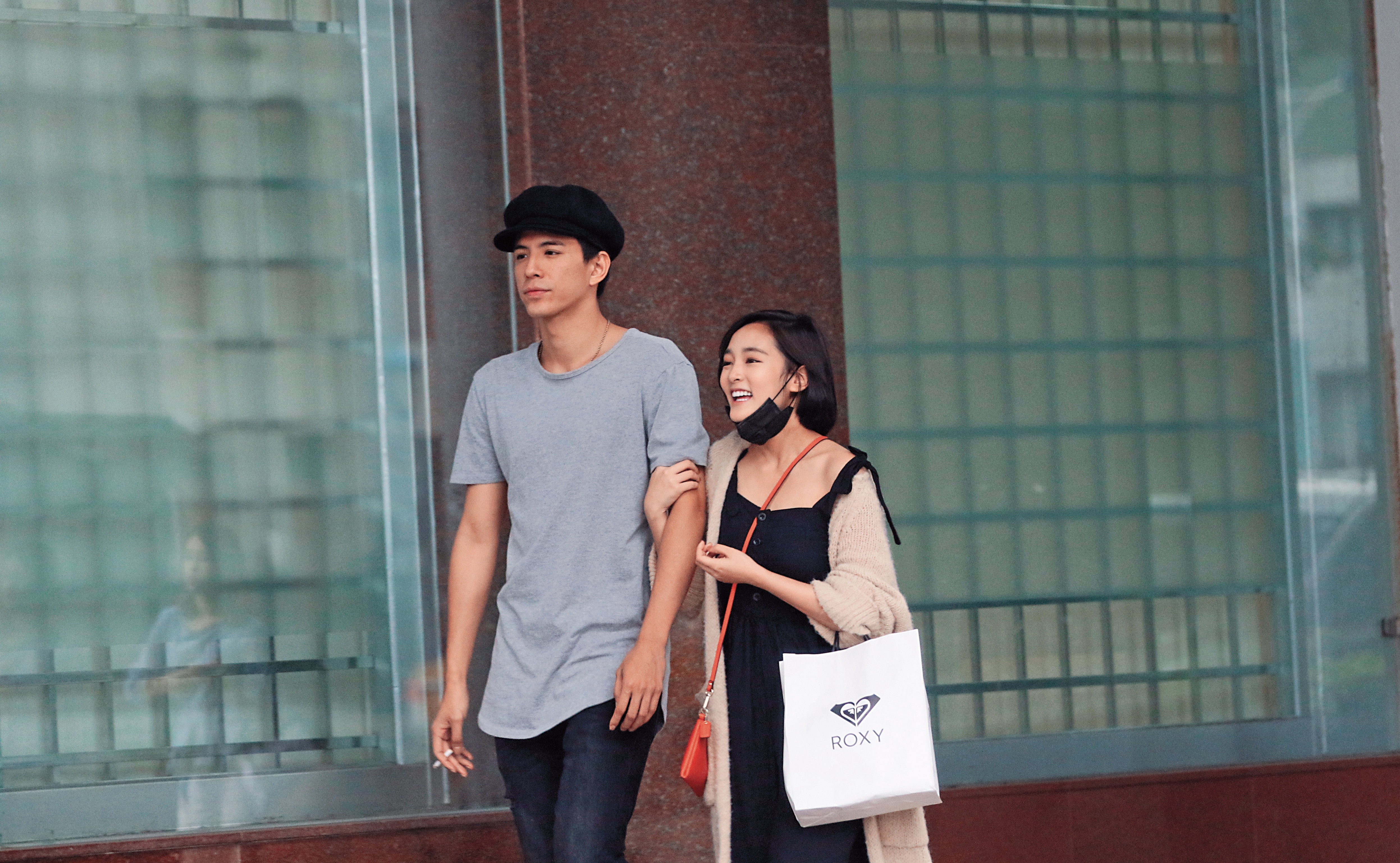 3/27　14：51　林柏叡跟王淨親熱前戲的後兩天又見面，這次女的直接勾勾手。