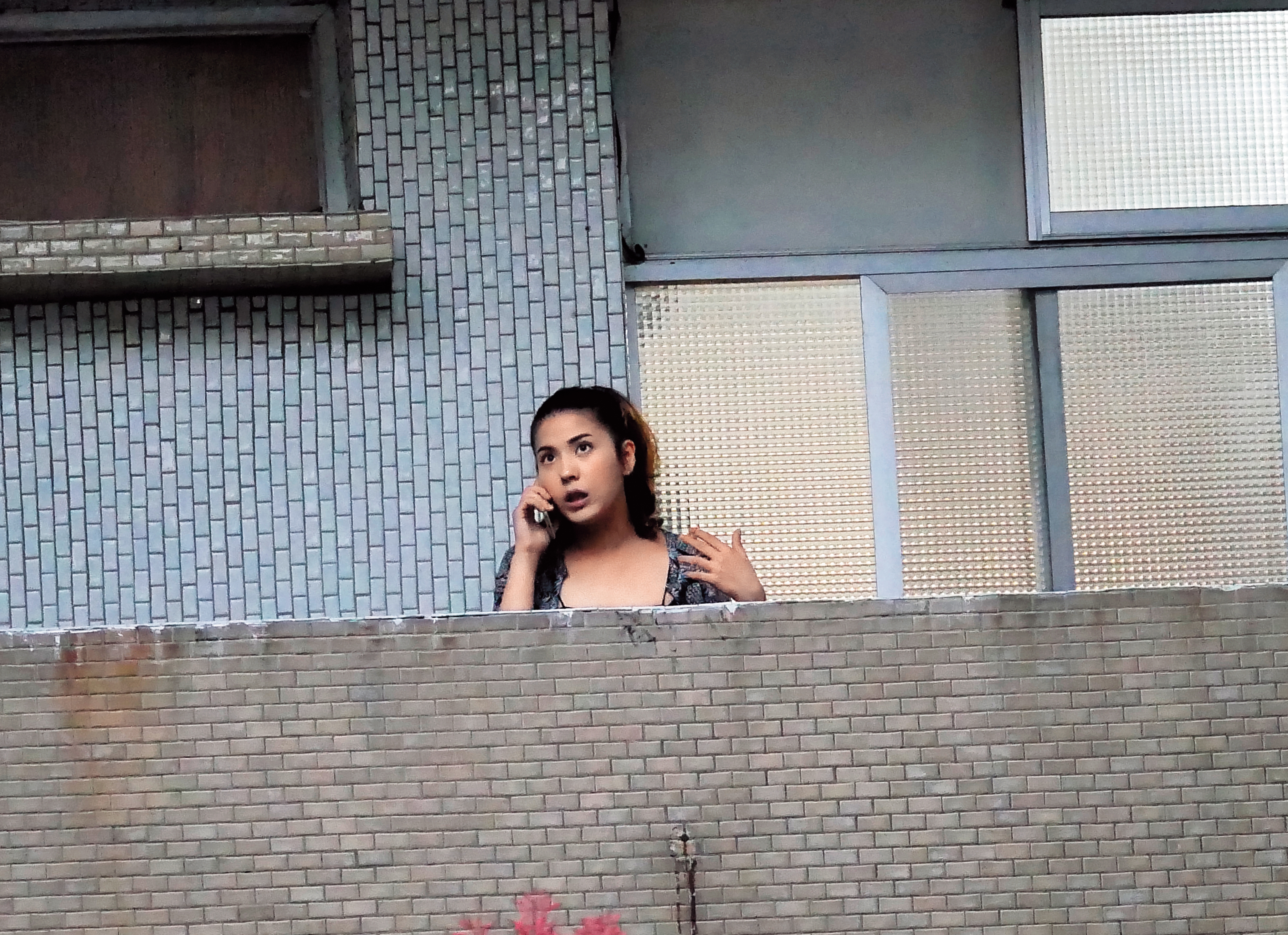 3/30　18：14　傳聞林柏叡另跟雷婕熙同居，本刊果然拍到雷婕熙出現在林家的身影。