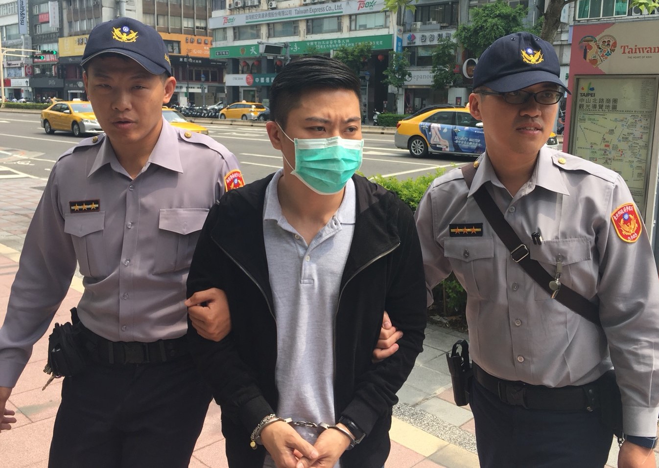 黃嫌（中）供稱該車屬老闆的車，他只負責開車，不知道車內有槍枝。（警方提供）