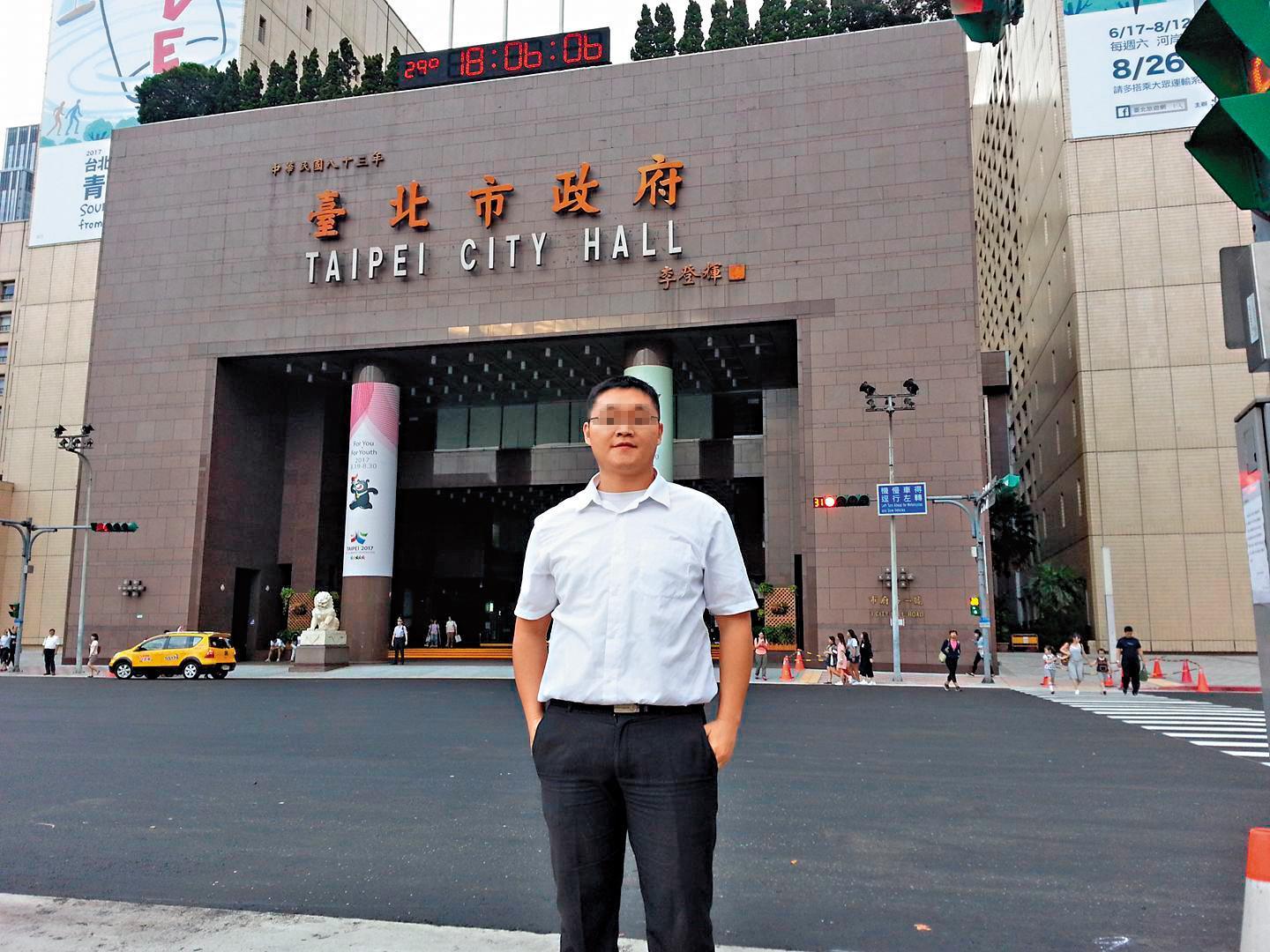 台北市政府出現偷拍狂魔，1名在教師研習中心任職的黃姓公務員迷戀正妹美腿成癡，恐千人被害。（翻攝自臉書）