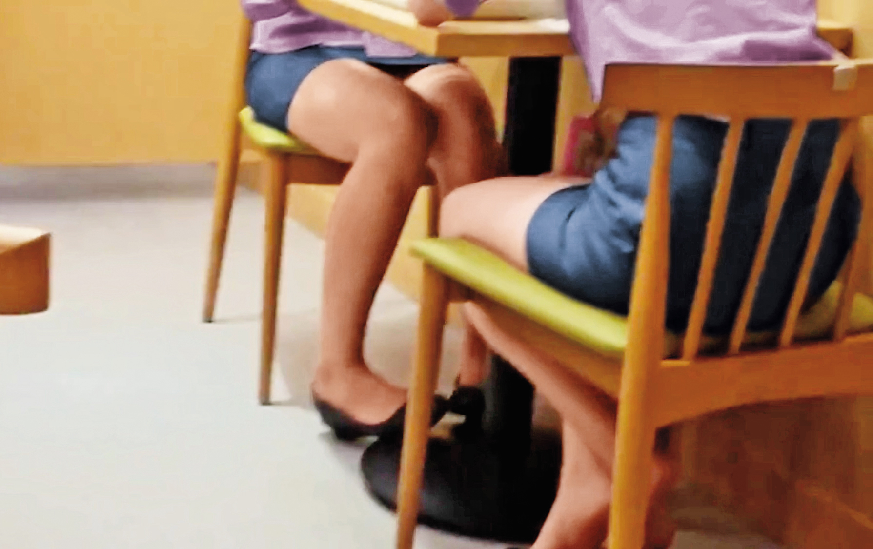 黃姓公務員偷拍穿著短裙的正妹，被害人似乎不知情，春光差點外洩。（為保護被害人，圖片已變色處理）