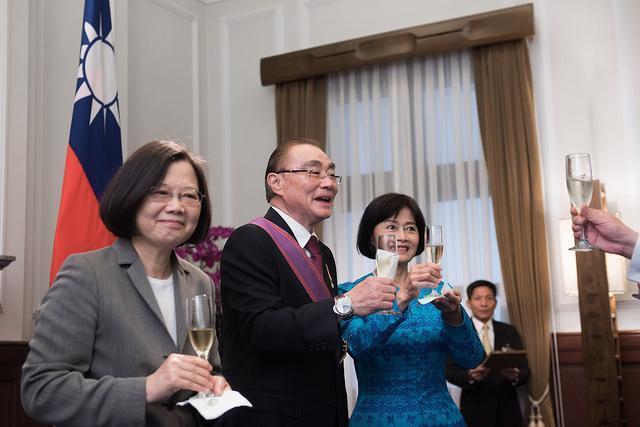 前國防部長馮世寬今天獲總統蔡英文頒授「一等景星勳章」。(總統府提供)