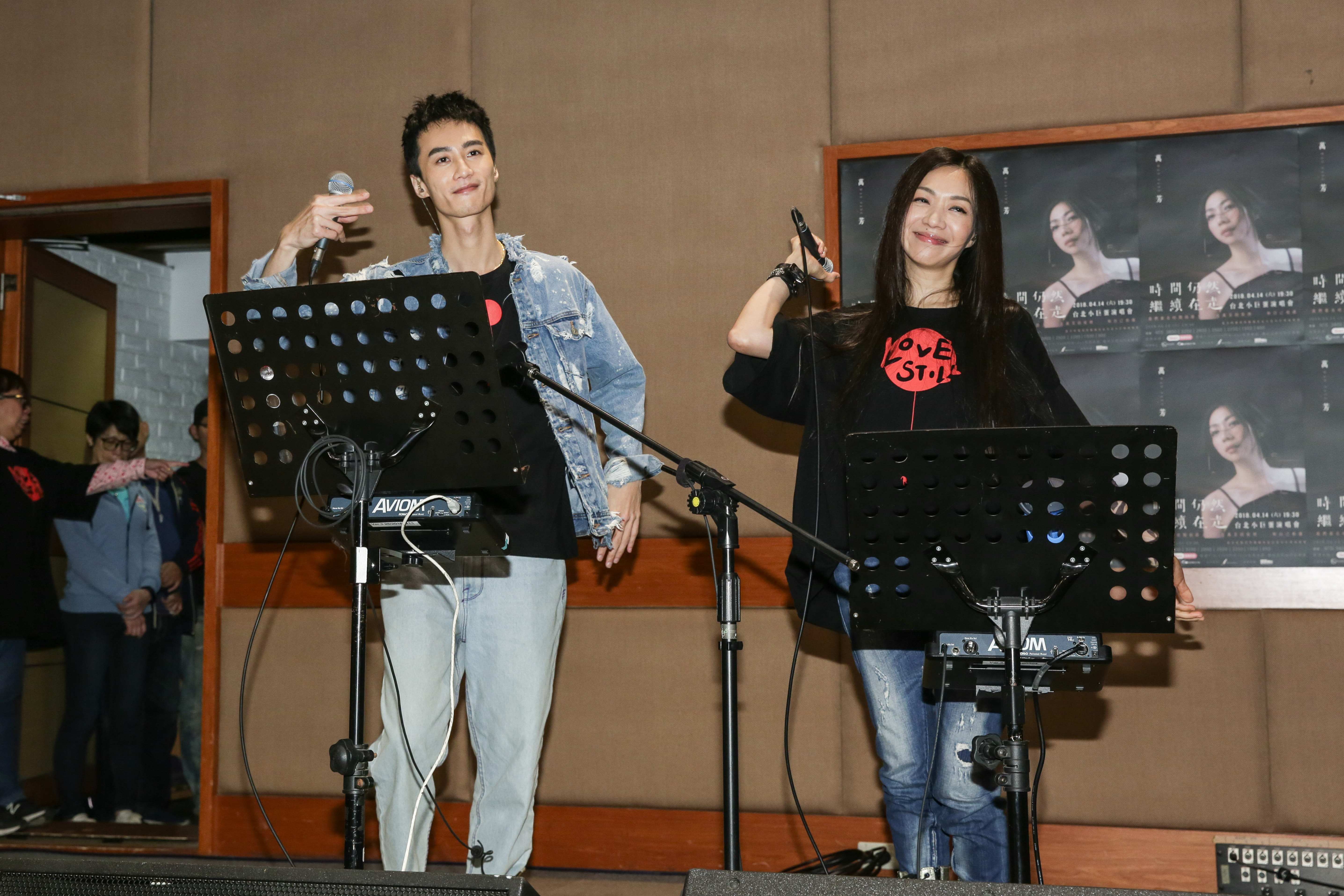 萬芳首次站上小巨蛋開唱，找來李英宏合唱〈愛情限時批〉及新歌〈愛上你〉。