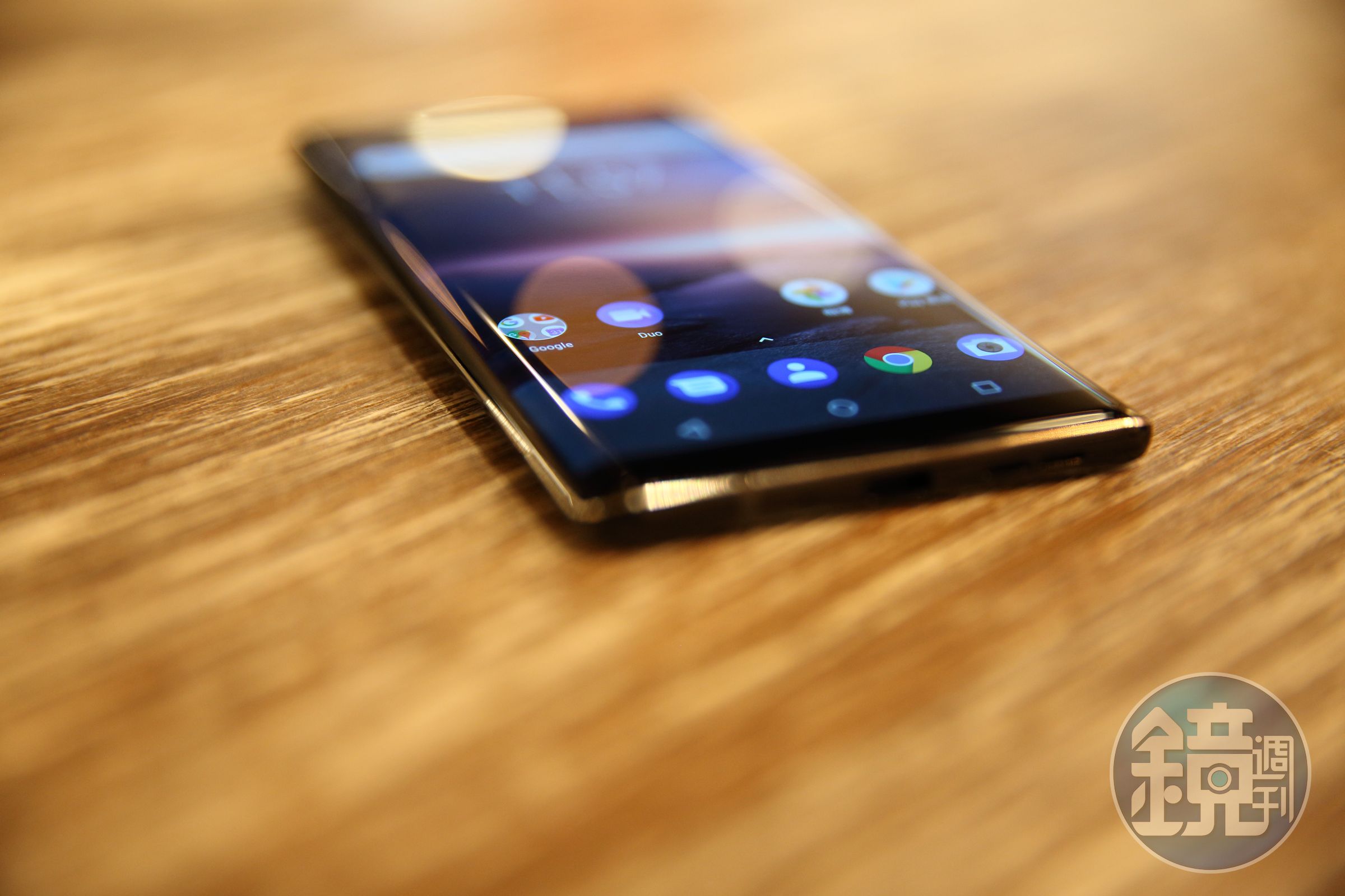 5.5吋的Nokia 8 Sirocco具雙面3D全曲面玻璃，擁有IP67防水功能以及蔡司雙鏡頭Pro Camera。