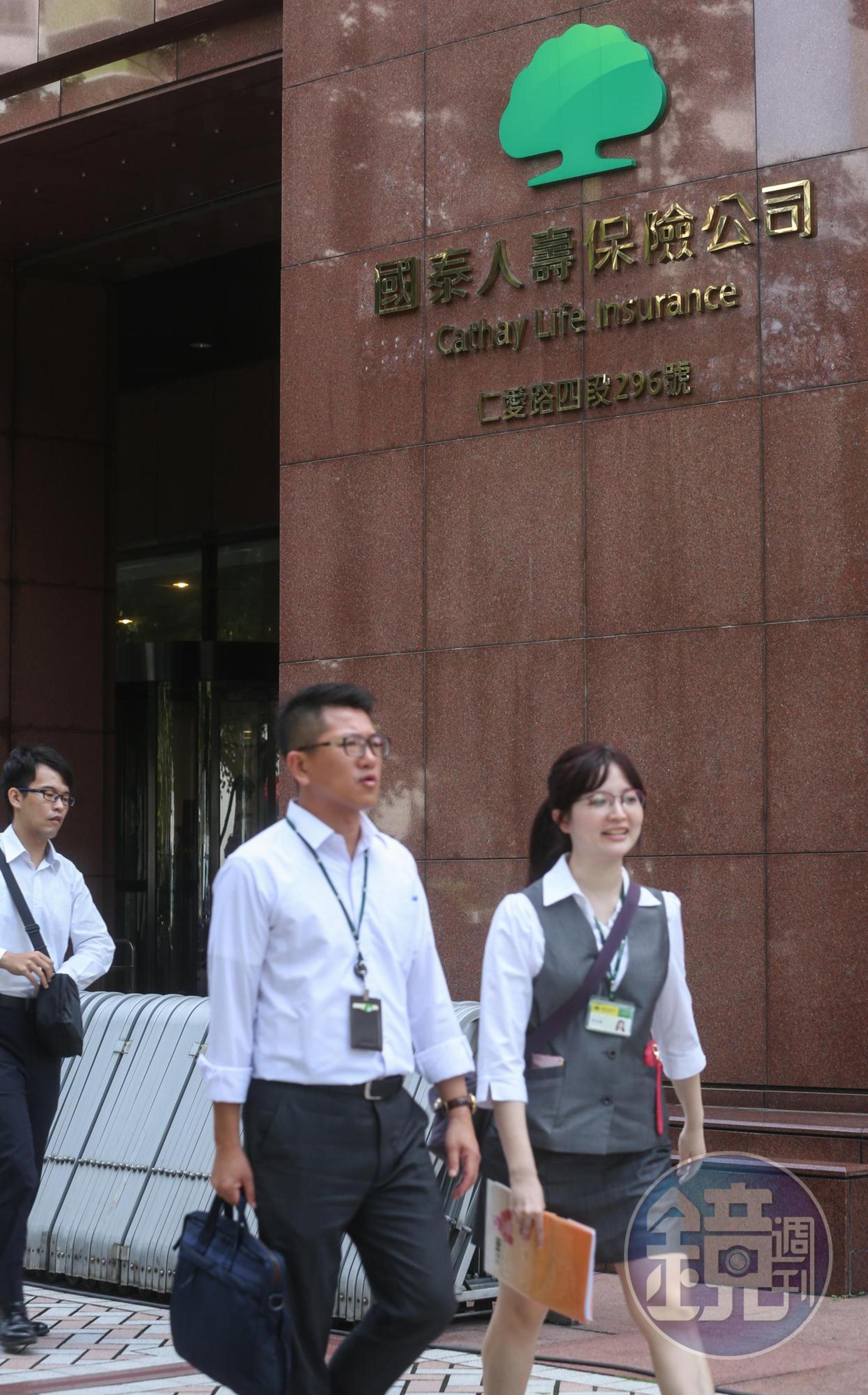 老牌五星飯店六福皇宮,因租金問題和房東國泰人壽談不攏,被國壽以書面通知雙方不再續約,將於年底吹熄燈號。
