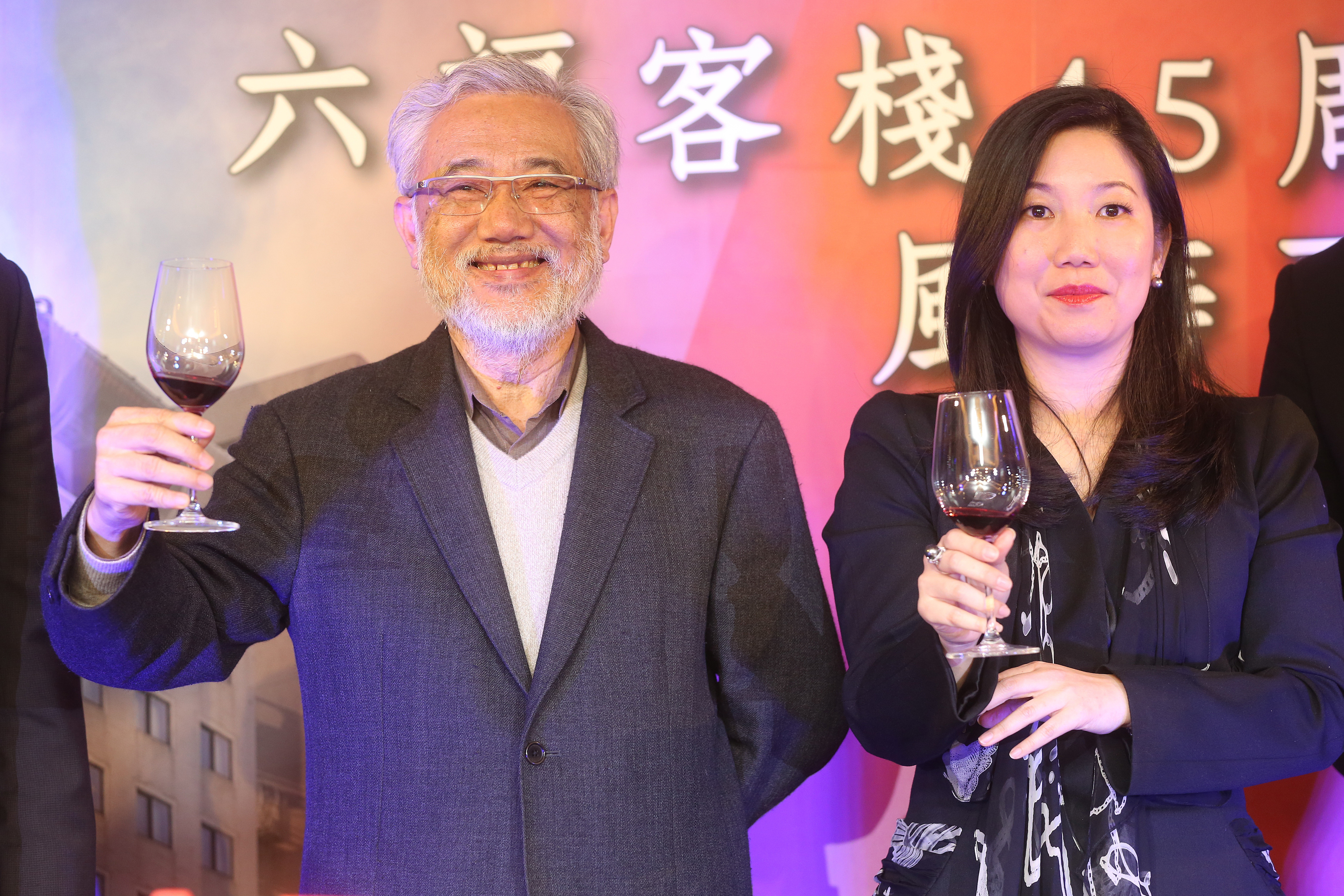 六福集團執行長莊豐如的父親莊秀石當年興建六福皇宮，被視為是為女兒莊豐如接班鋪路。