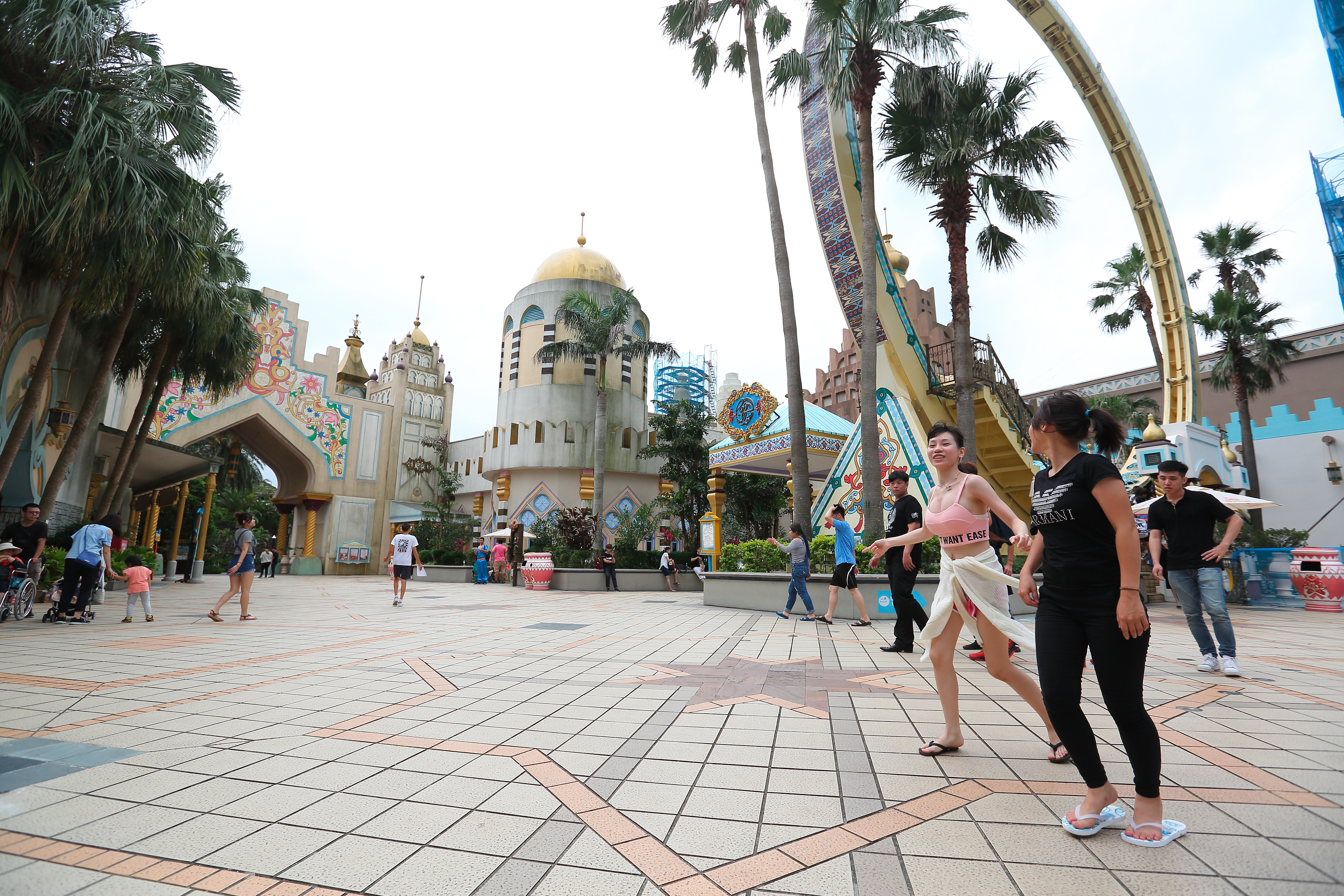 由六福集團總裁莊秀石六福村是台灣第一個主題樂園，曾創年營收逾10億元紀錄，六福股價也一度被炒作至300元。