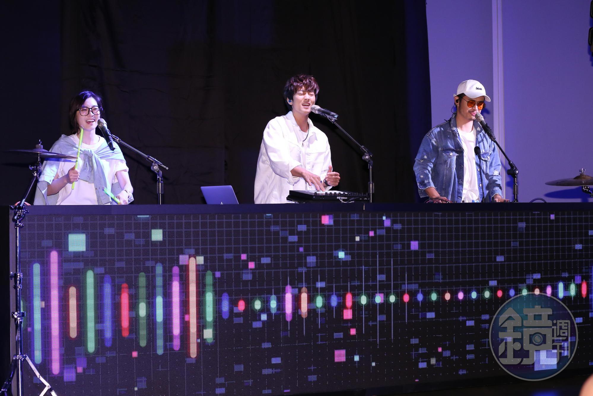  羅小白、許書豪（中）與小冰（右）在LUVE APP上市記者會表演。
