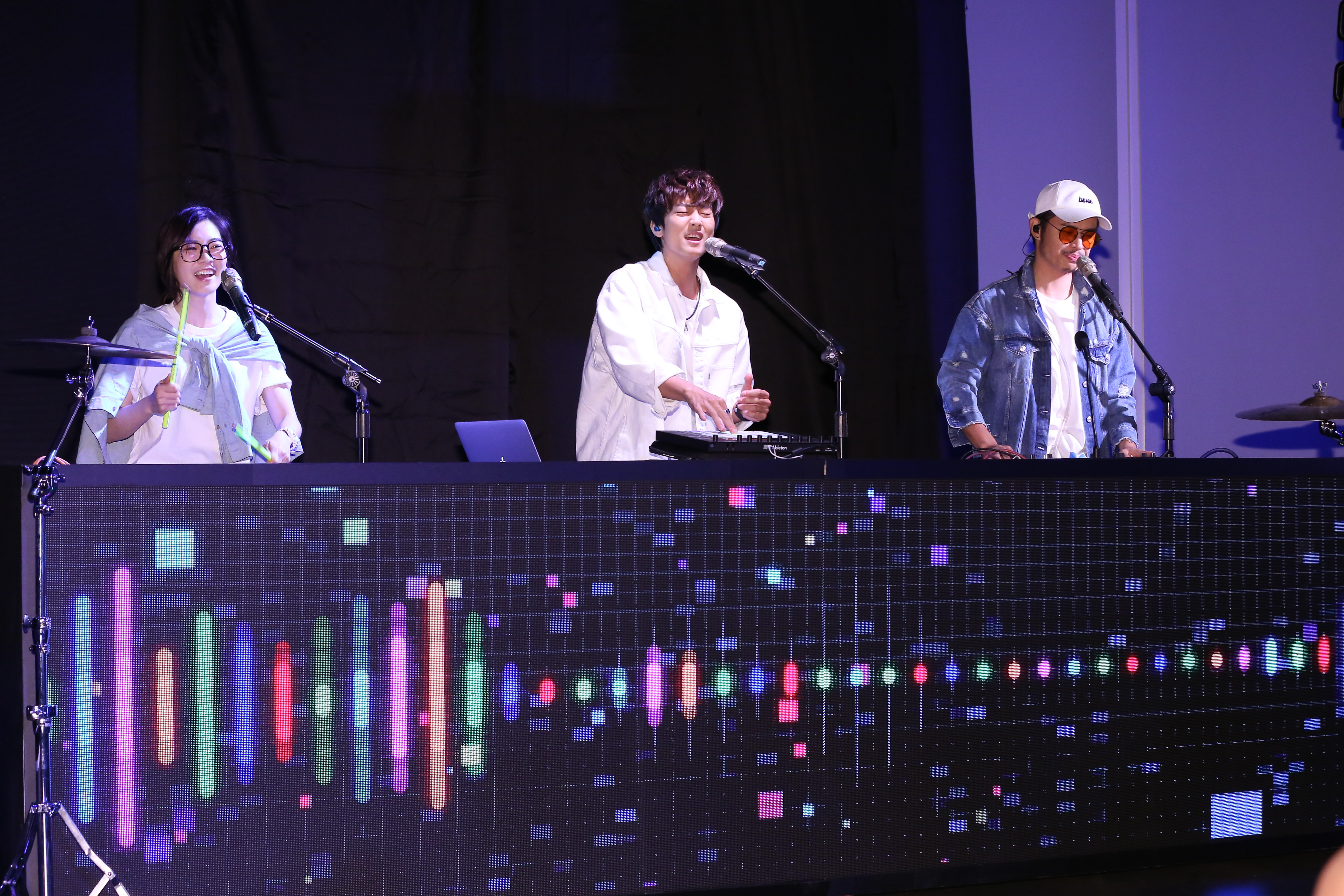  羅小白、許書豪（中）與小冰（右）在LUVE APP上市記者會表演。