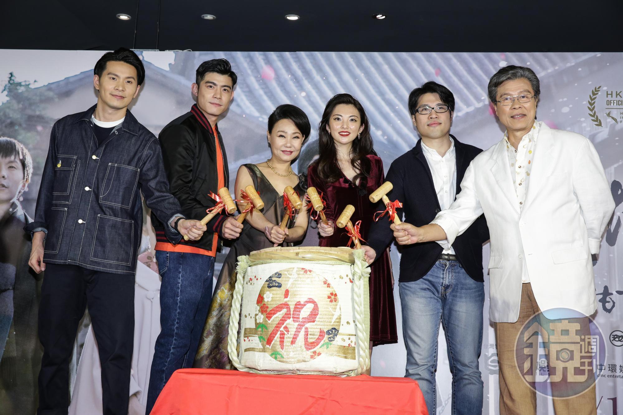 《盛情款待》首映，邀請主要演員姚淳耀（左起）、王柏傑 、呂雪鳳、田中麗奈、導演陳鈺杰、楊烈，一起敲碎木桶，預祝票房成功。