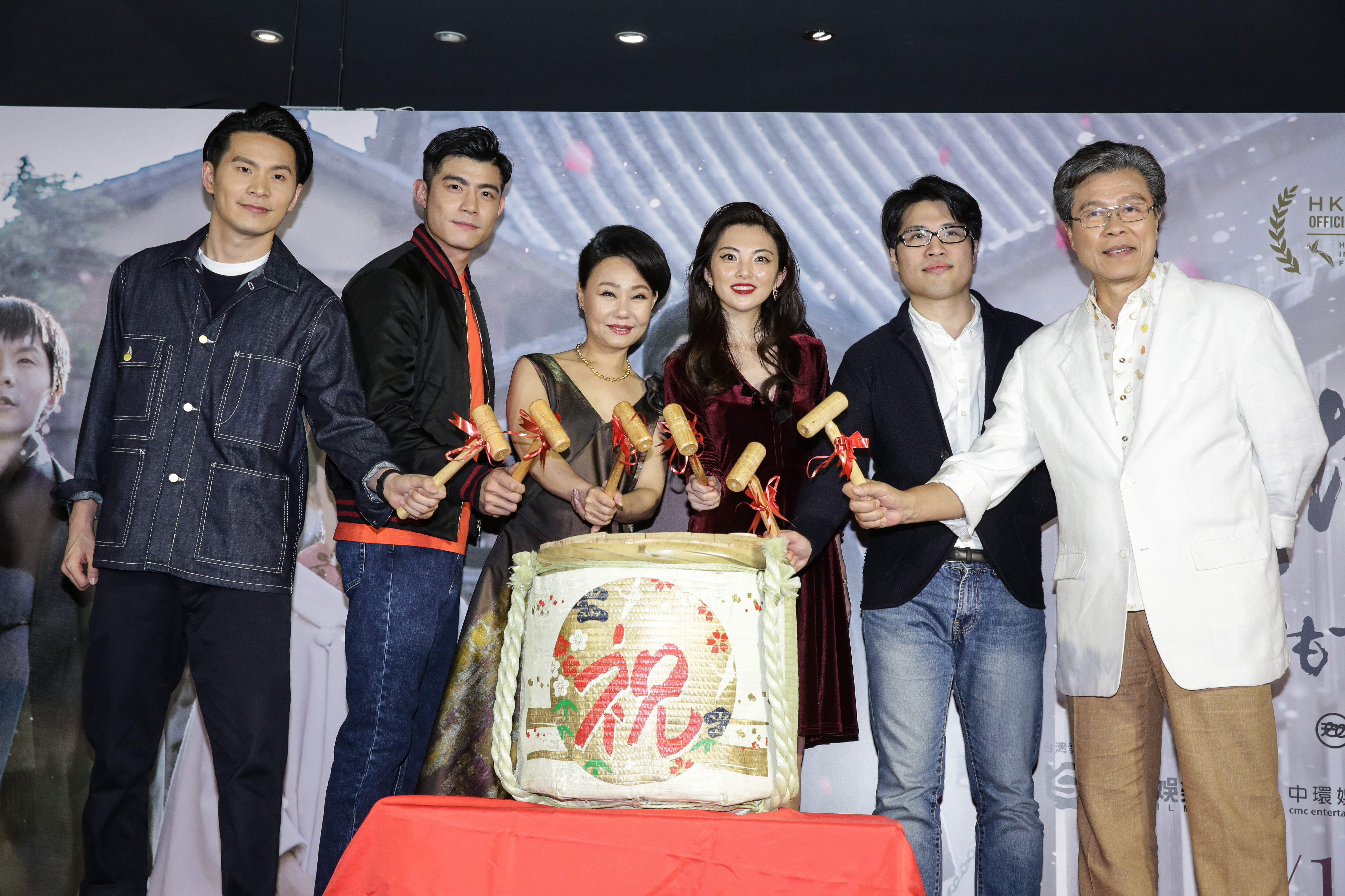 《盛情款待》首映，邀請主要演員姚淳耀（左起）、王柏傑 、呂雪鳳、田中麗奈、導演陳鈺杰、楊烈，一起敲碎木桶，預祝票房成功。