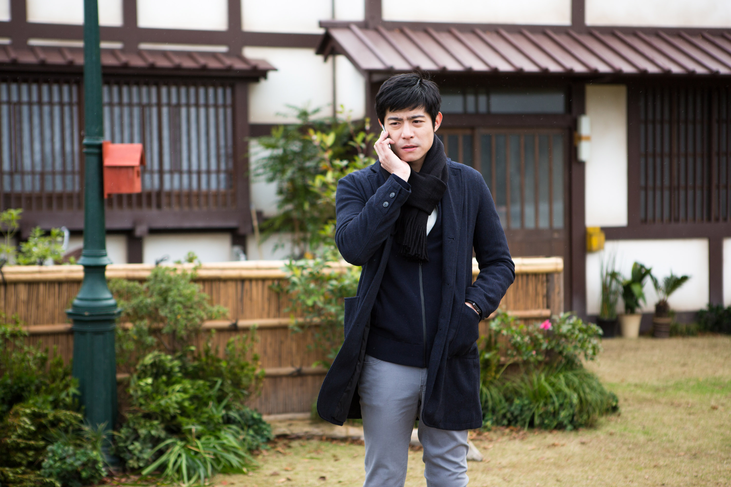 王柏傑在《盛情款待》飾演留洋的富二代Jacky,不瞭解留日的爸爸在想什麼,只覺得被迫管理在京都的老旅館很麻煩,讓他一出場就惹人討厭。(華映娛樂)