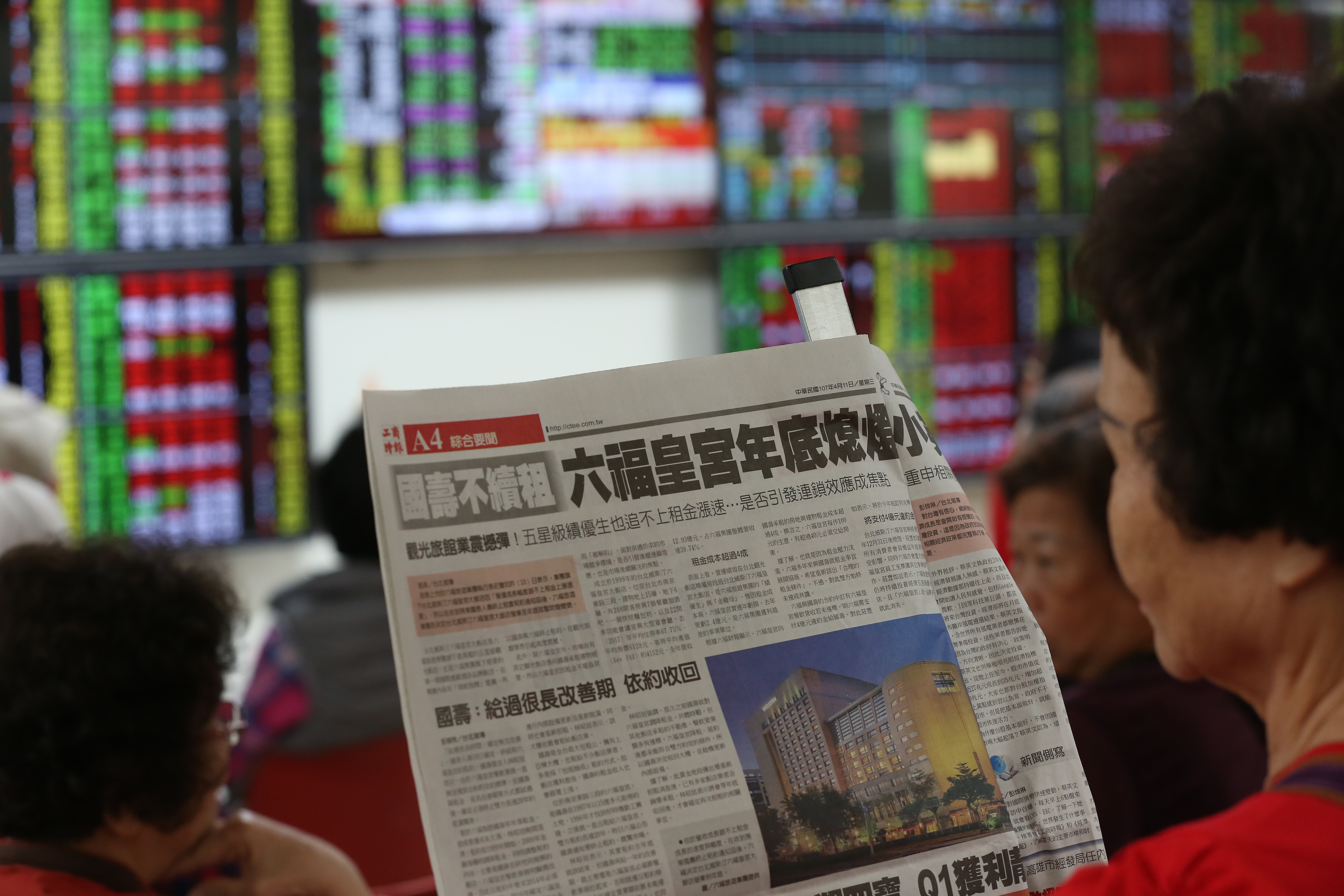 六福皇宮吹熄燈號，股價創15年來新低。