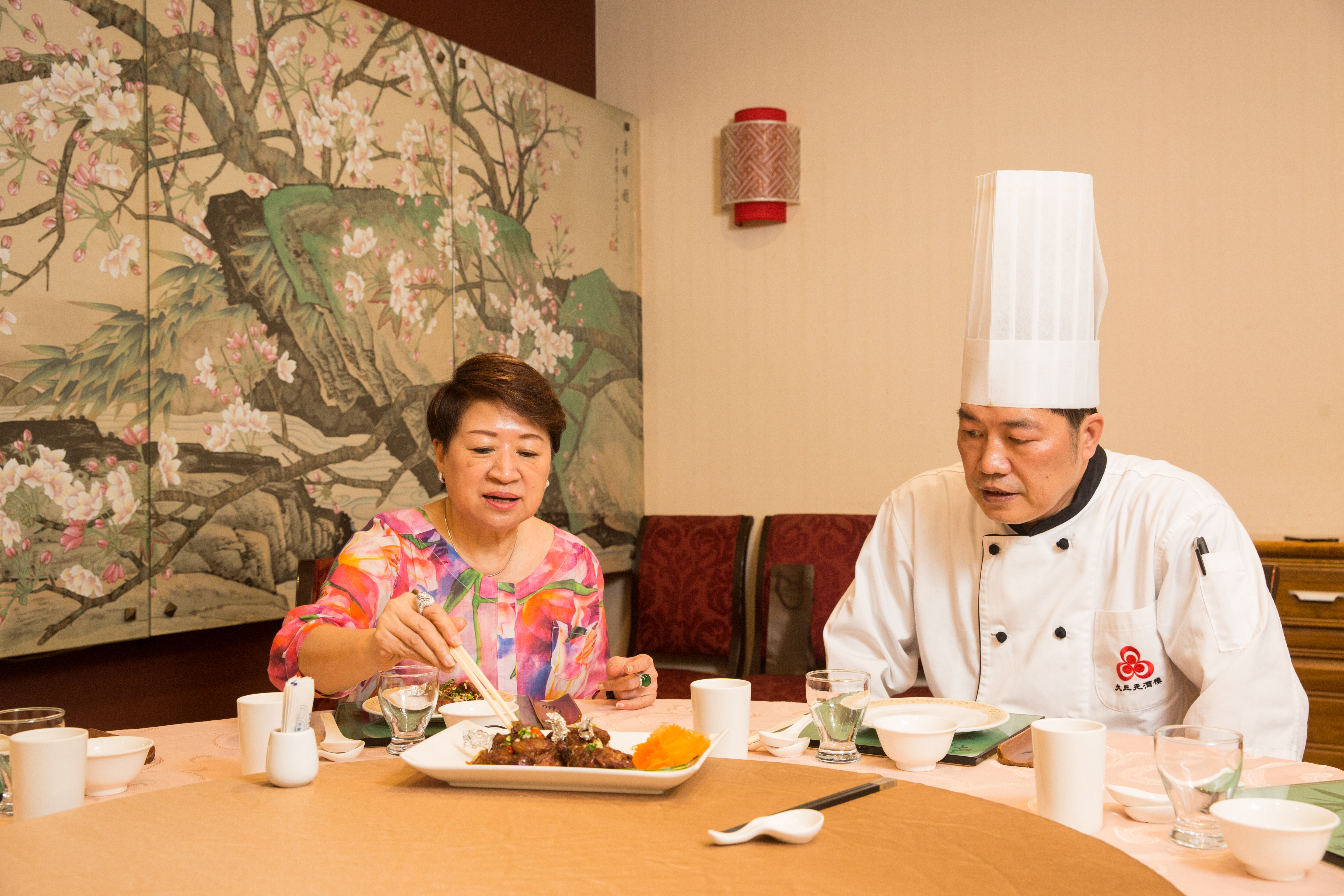 邱靜惠（左）重視餐點品質，主廚雷笑屏（右）有新菜發，她都會親自先試過。