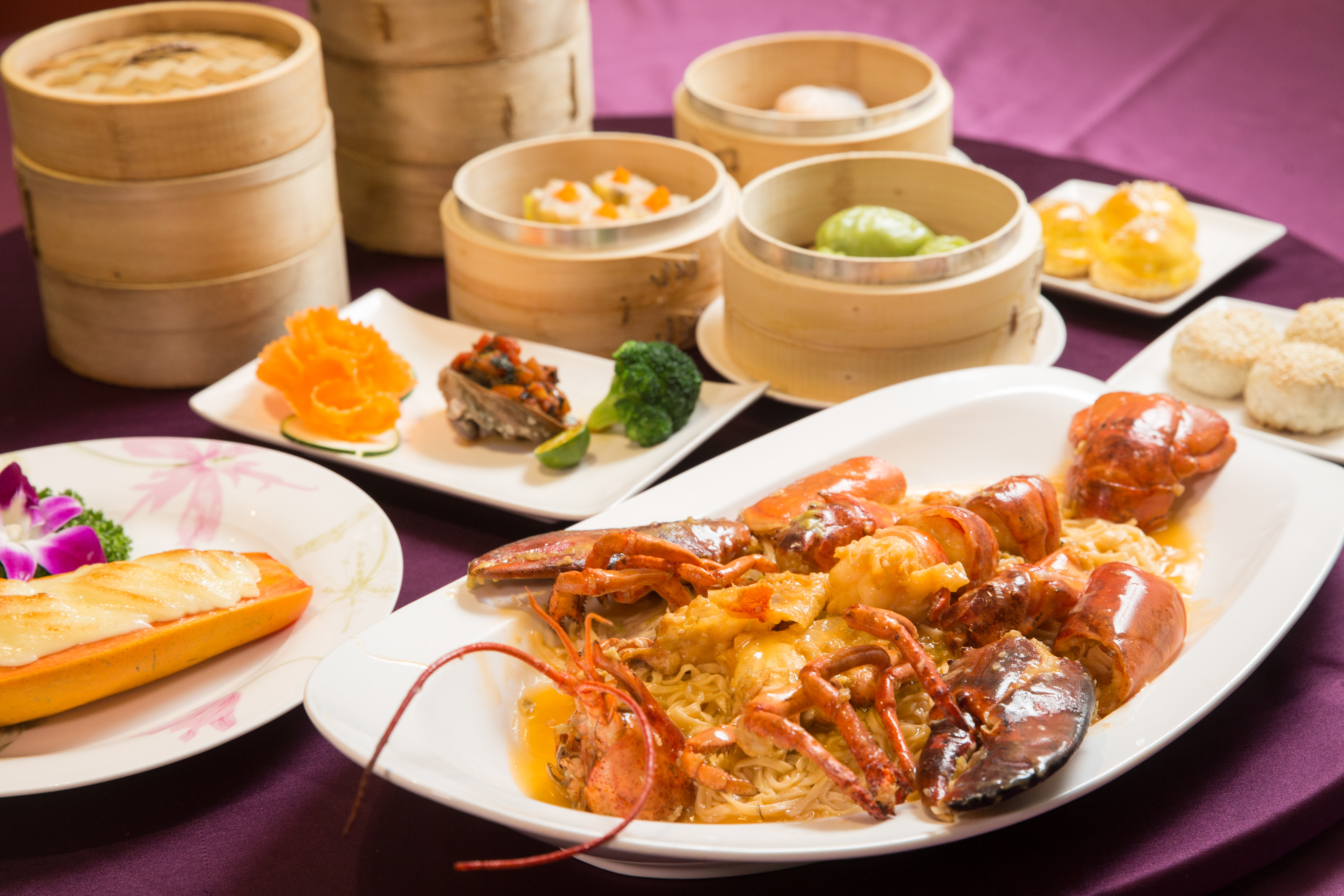 大三元酒樓販售正宗粵菜，從大菜上湯龍蝦意麵、招牌海鮮焗木瓜、鮮茄大生鮑到百元港點，使用大量海鮮入菜。