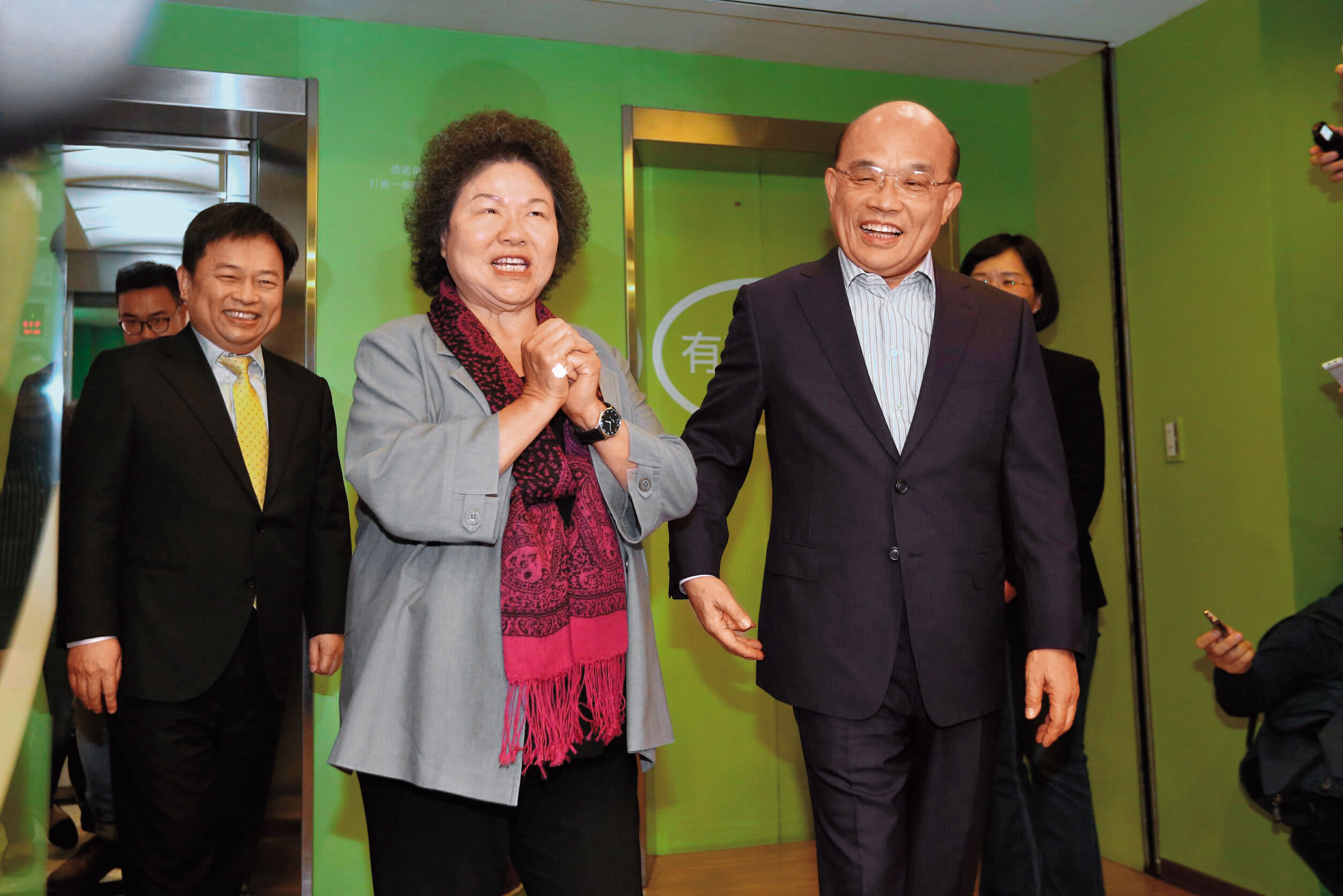 陳菊（左）9日拜會蘇貞昌（右），勸進蘇參選新北市長。