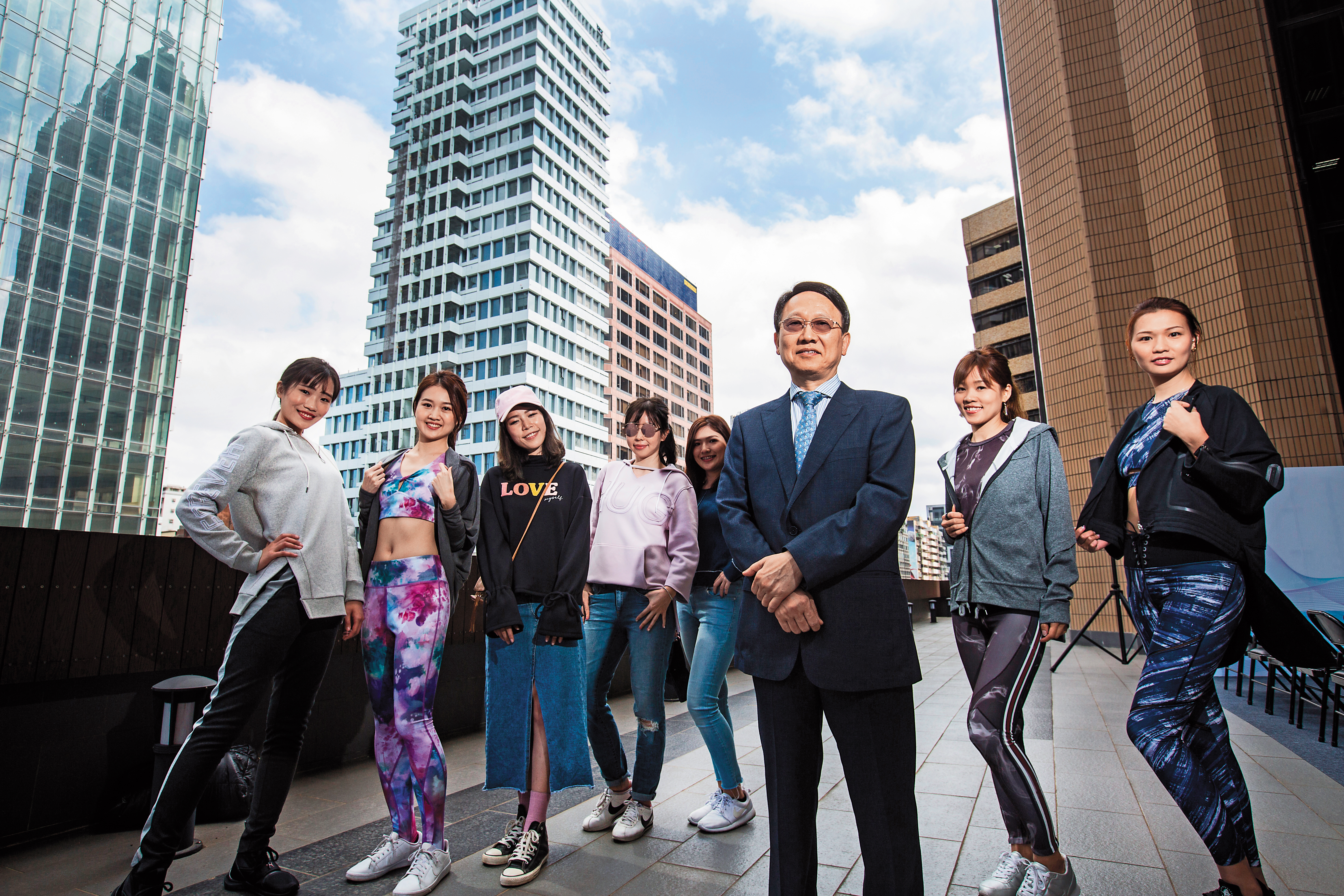 周理平（右3）因中年失業危機創業，靠著快速反應和全球布局搶單，下一階段他將進攻溫控智慧衣市場。