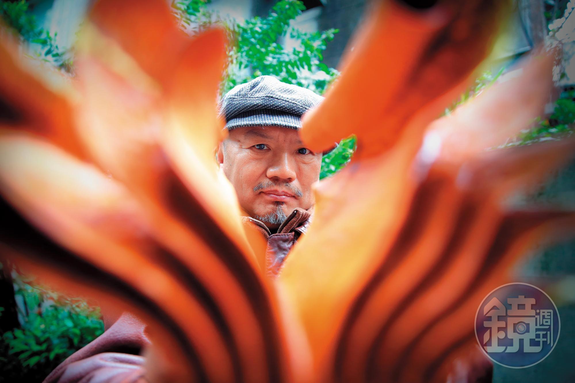 梁平正的作品常見律動性波浪,沉重的木頭在他手上變得輕巧飄逸。