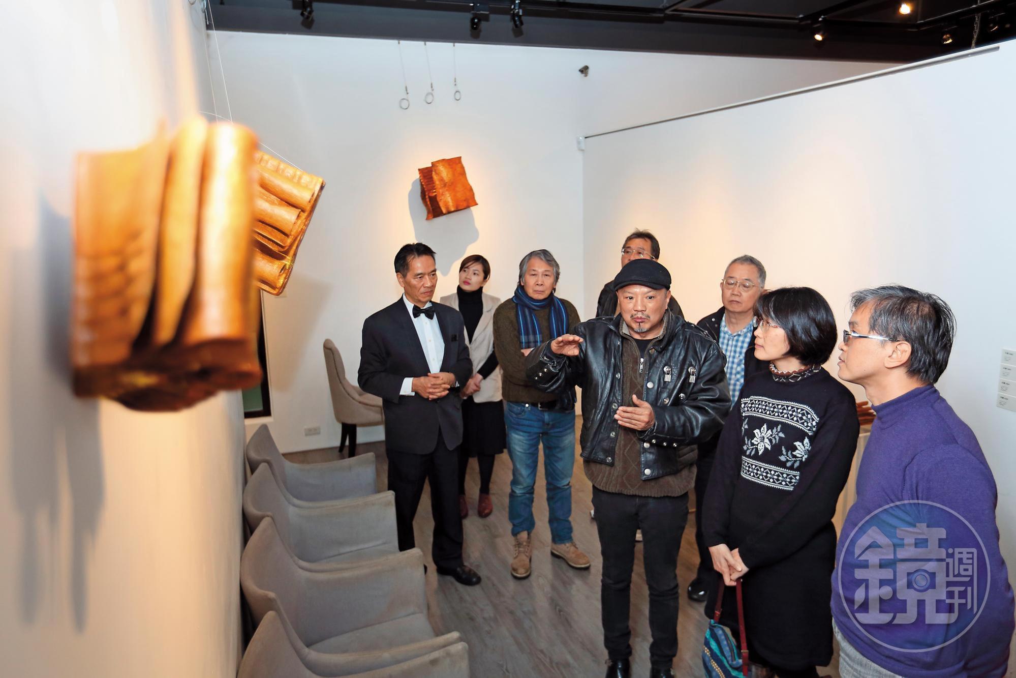 梁平正剛結束在沾美藝術庭苑的展覽。圖為他為開幕會上的來賓導覽。
