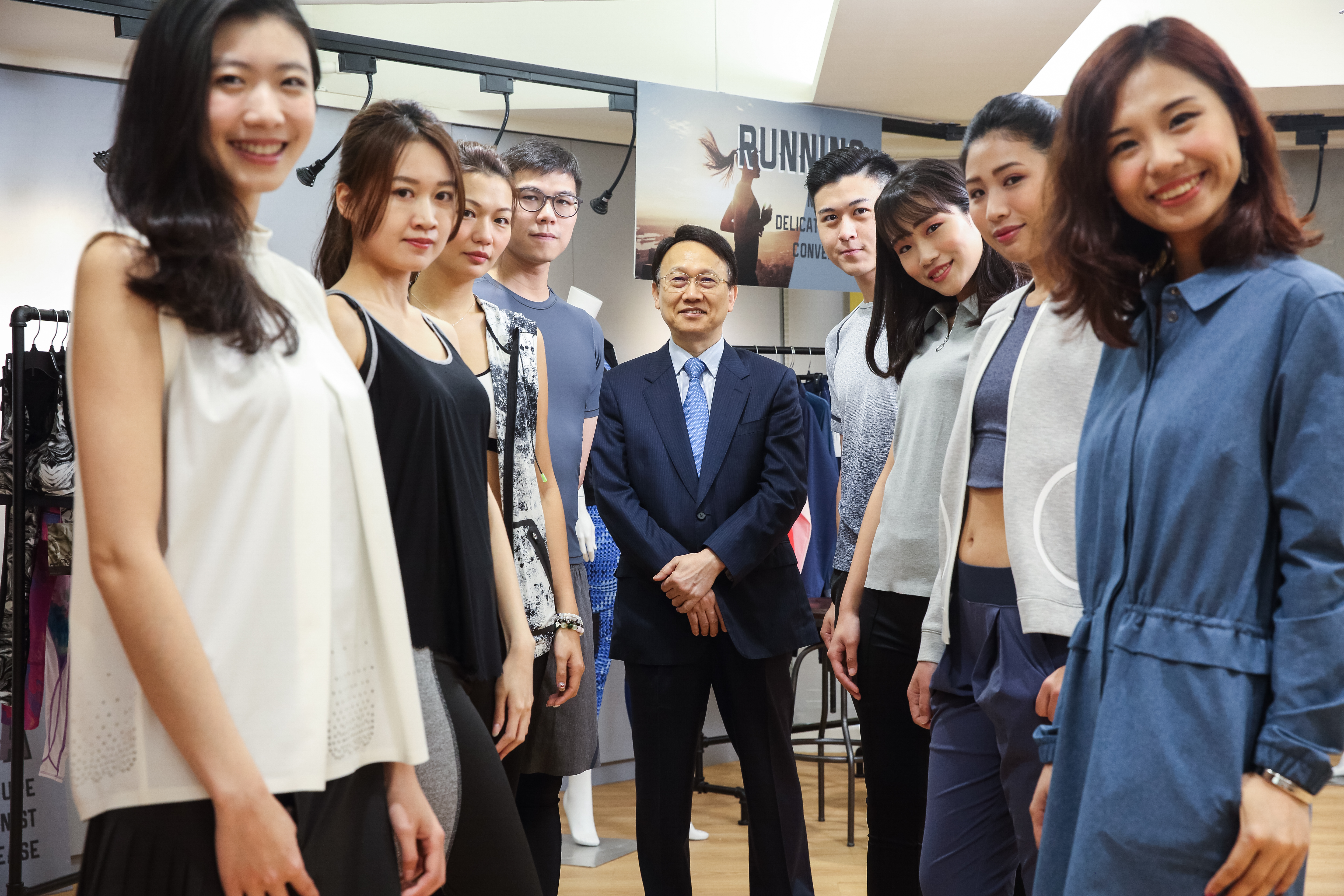 1990年，周理平（中）與十幾位同事創立聚陽，近年則積極發展智慧衣市場。