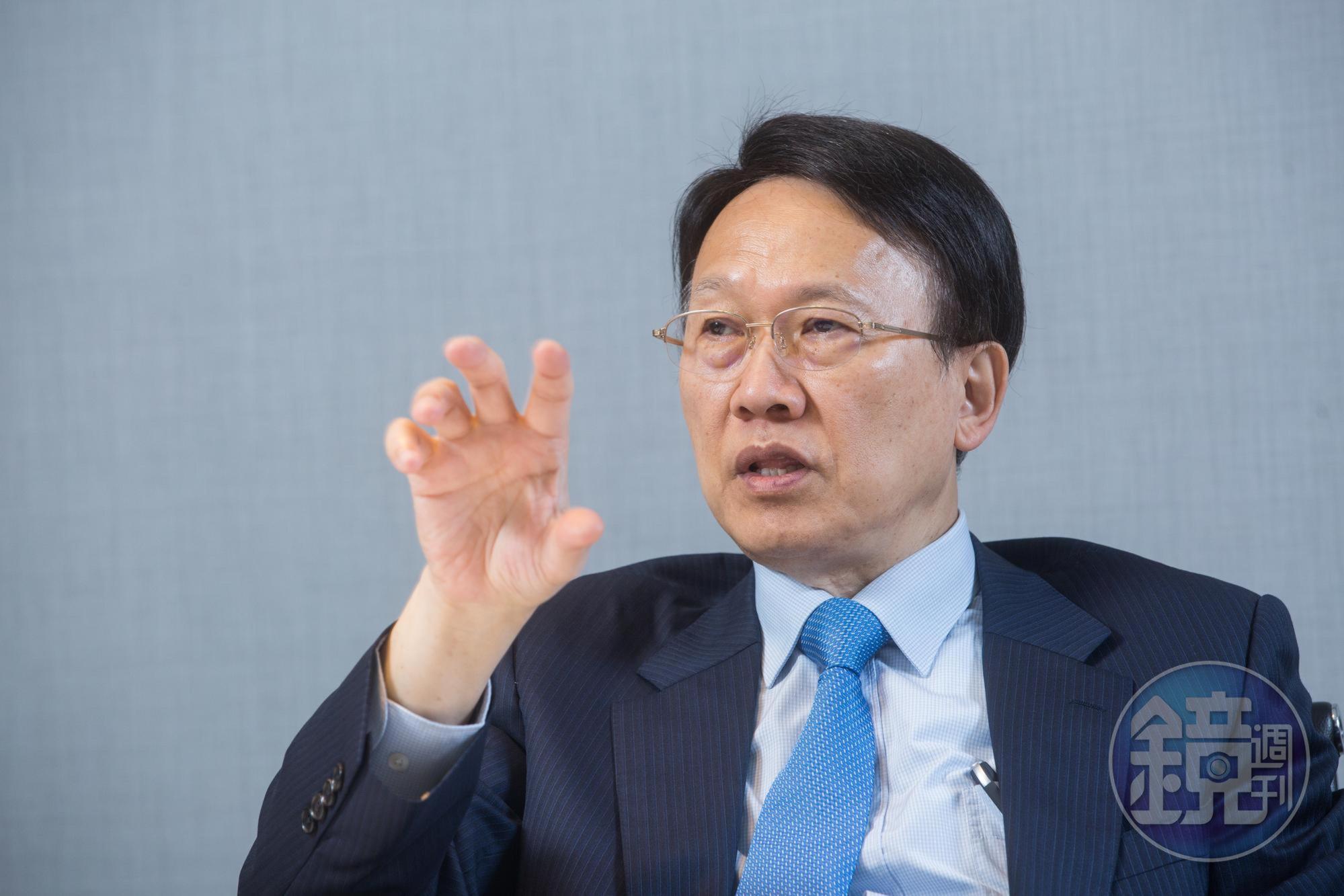 周理平說起話來不疾不徐,像個客客氣氣的溫和書生。
