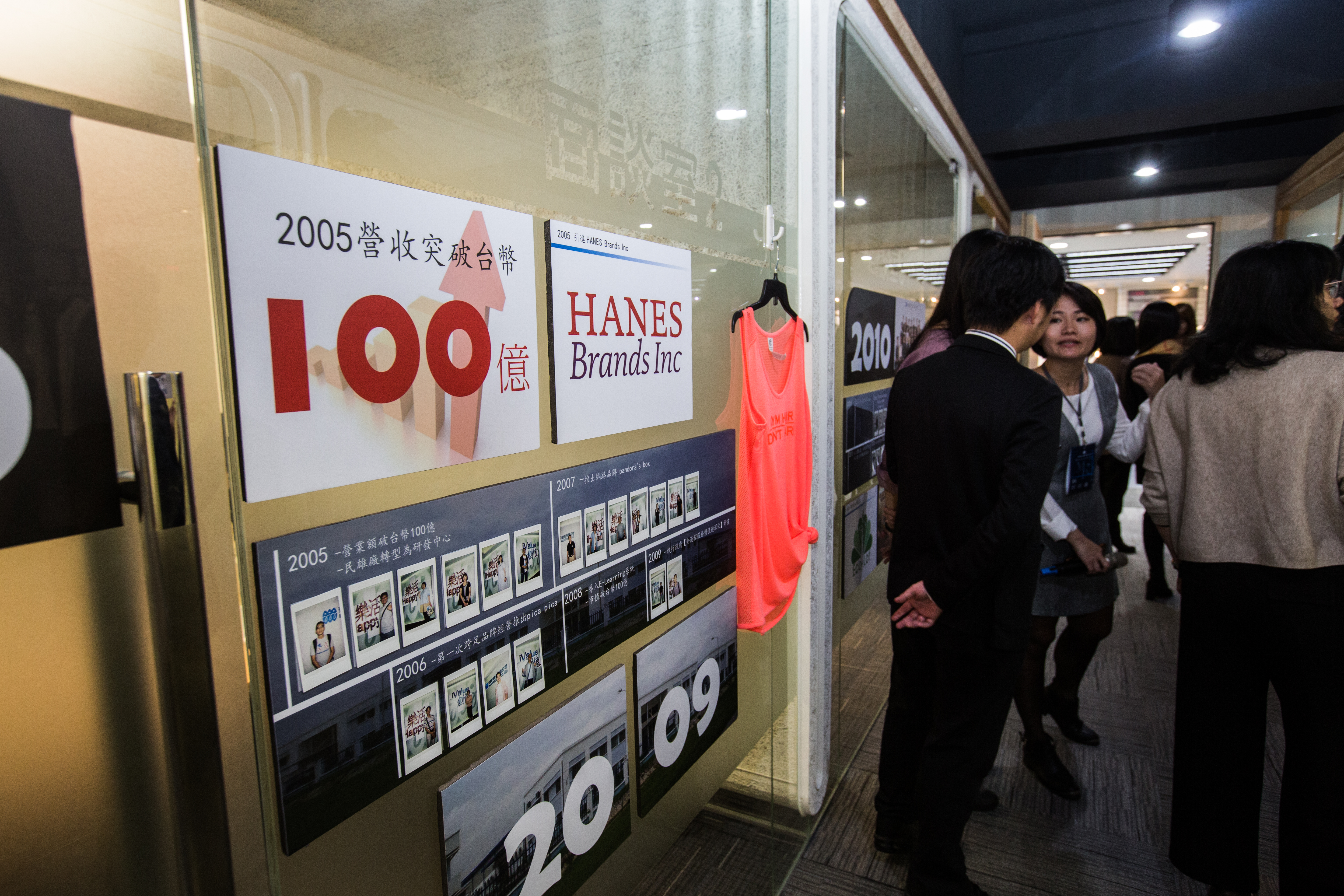 2005年，聚陽營收衝破百億元，2009年到2015年間更創下連7年成長。圖為聚陽公司走廊。