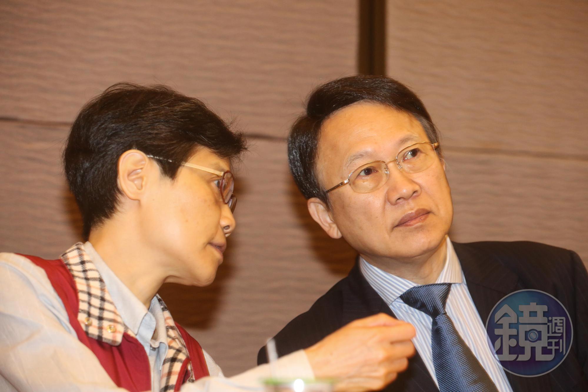 周理平（右）認為，自己不會因股價走勢感到壓力。圖為周理平出席去年股東會情況。