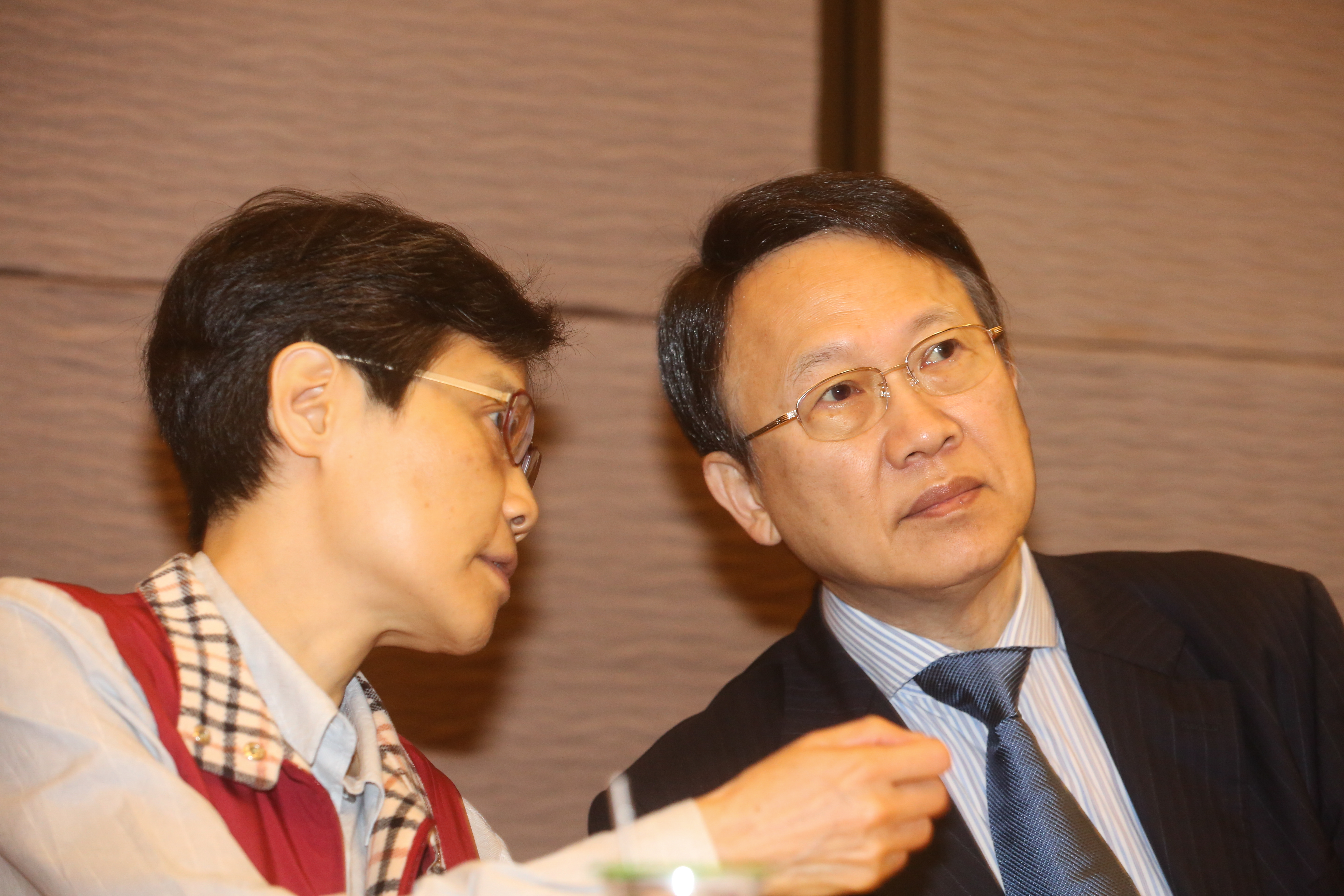 周理平（右）認為，自己不會因股價走勢感到壓力。圖為周理平出席去年股東會情況。