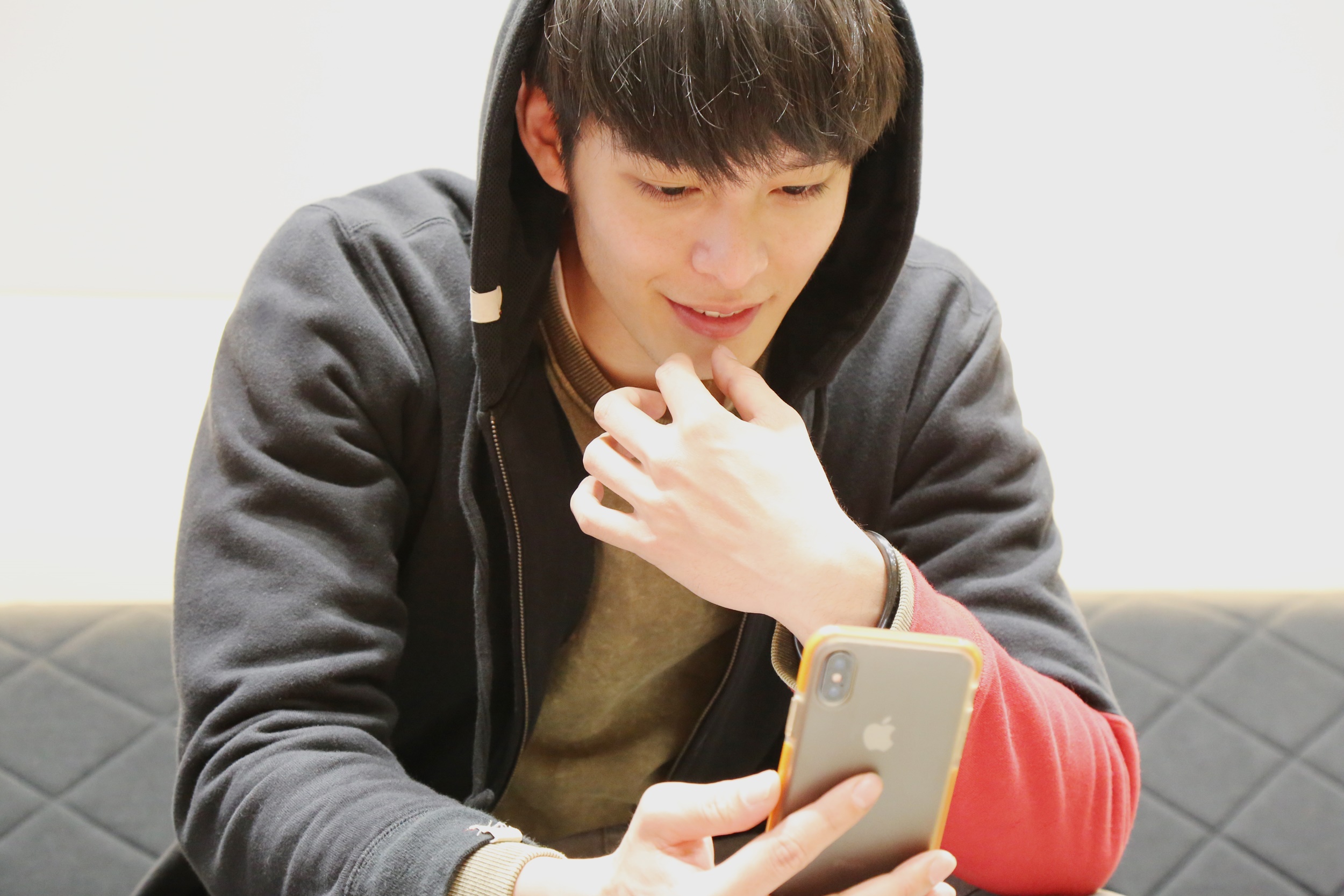 曹佑寧無法出席殺青宴，透過手機視訊和劇組人員同歡。（歐銻銻娛樂提供）