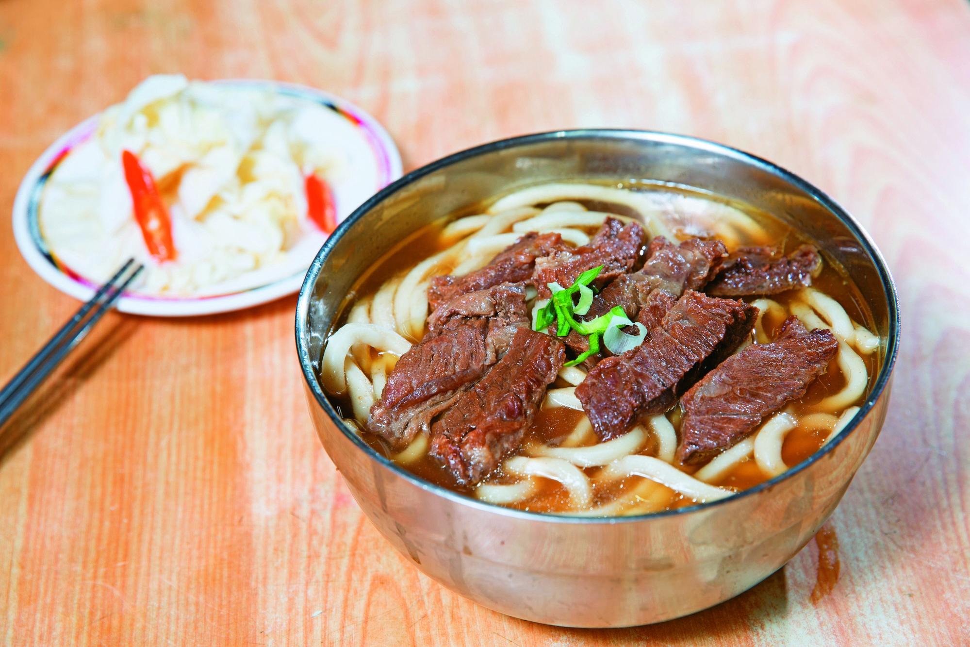 牛肉麵是許多遊客來到台北必吃的美食之一。