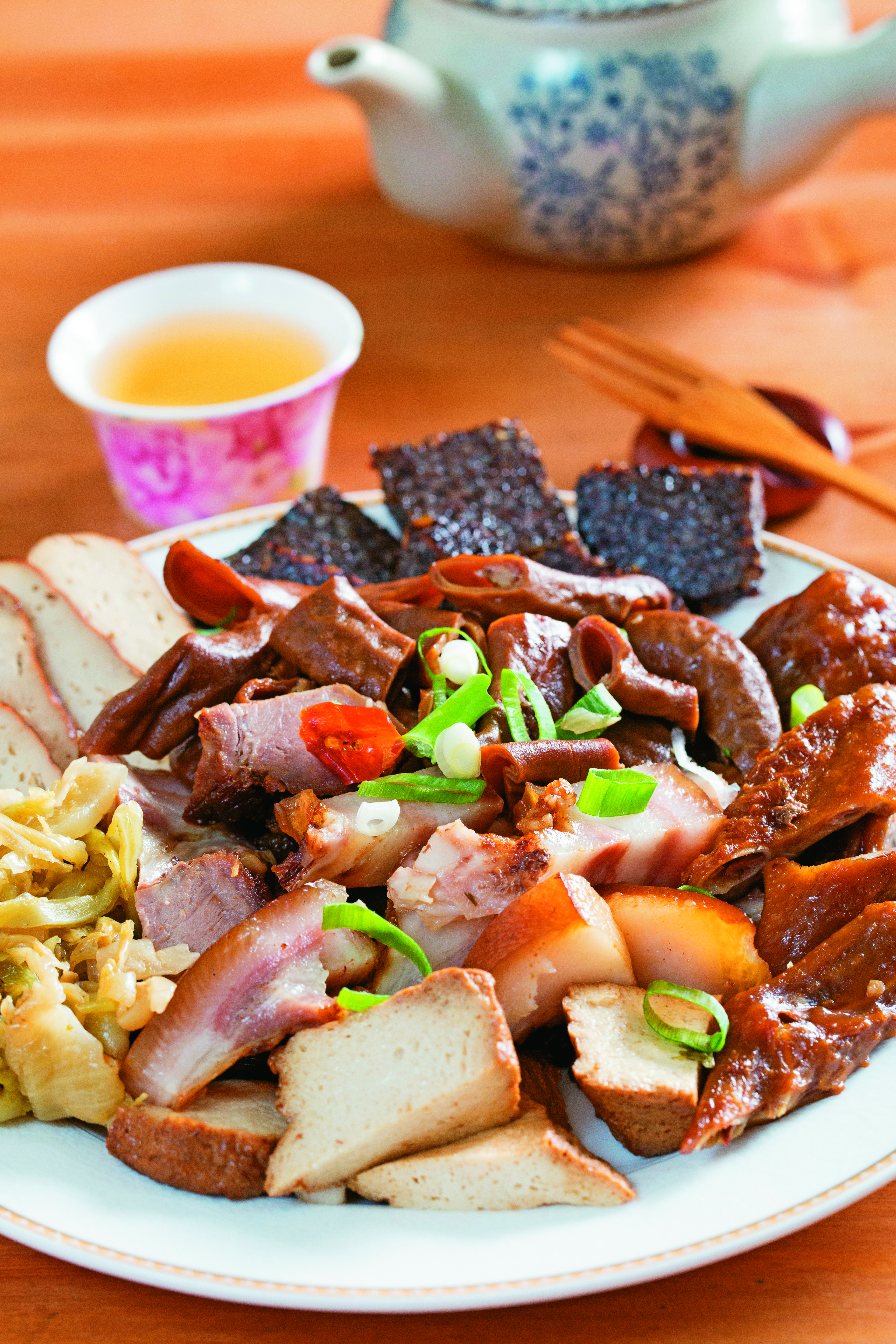 台北各地夜市道地小吃多元，也是觀光客必到訪的美食集散地之一。