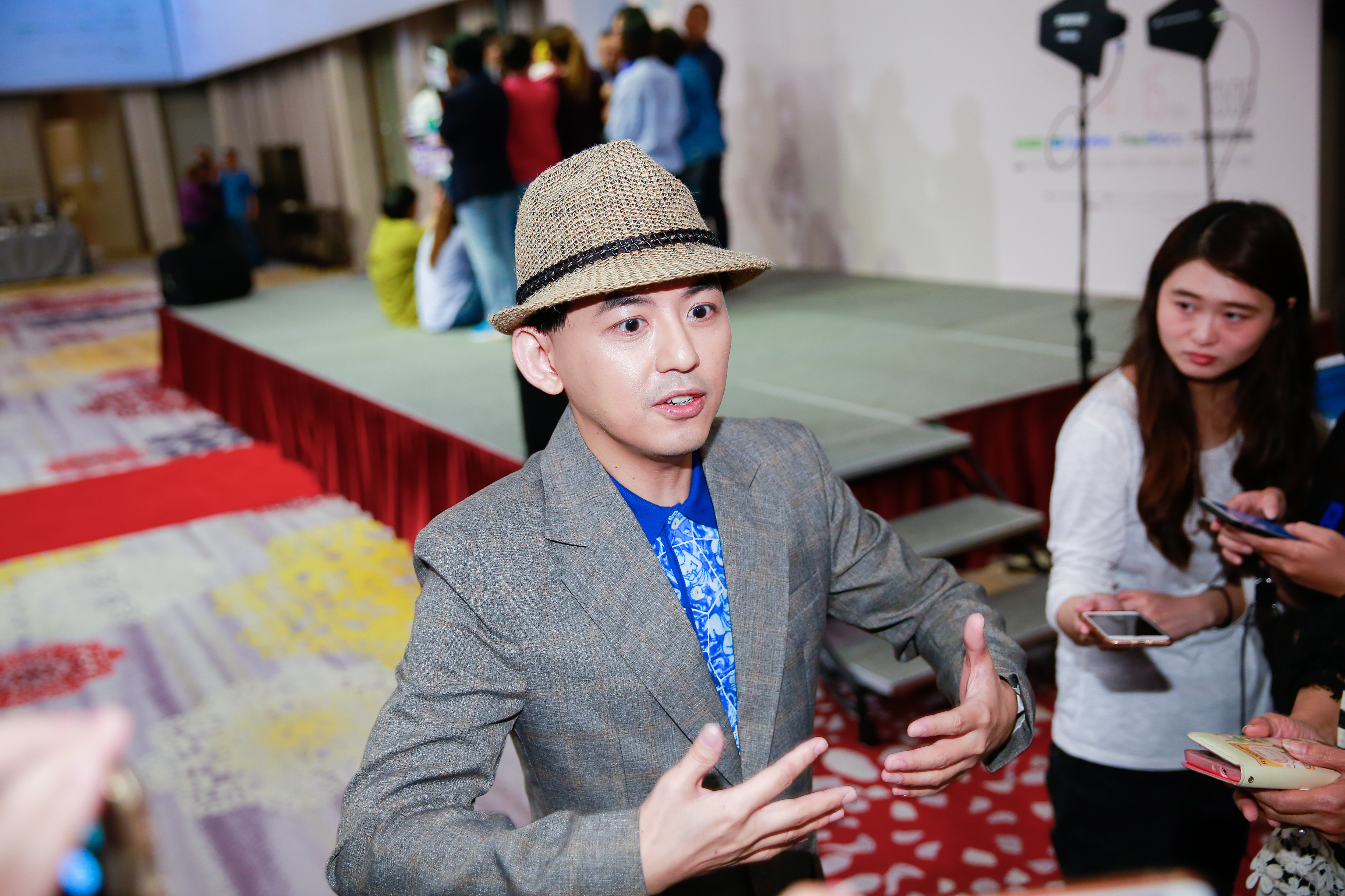 11日黃子佼主持辛曉琪演唱會的記者會，卻因為孟耿如急診，形成台上台下各自受訪的情景。