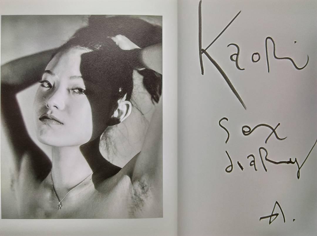 荒木經惟曾把女模KaoRi的裸露照片出版,並以《KaoRi性日記》為書名。(翻攝Pinterest)