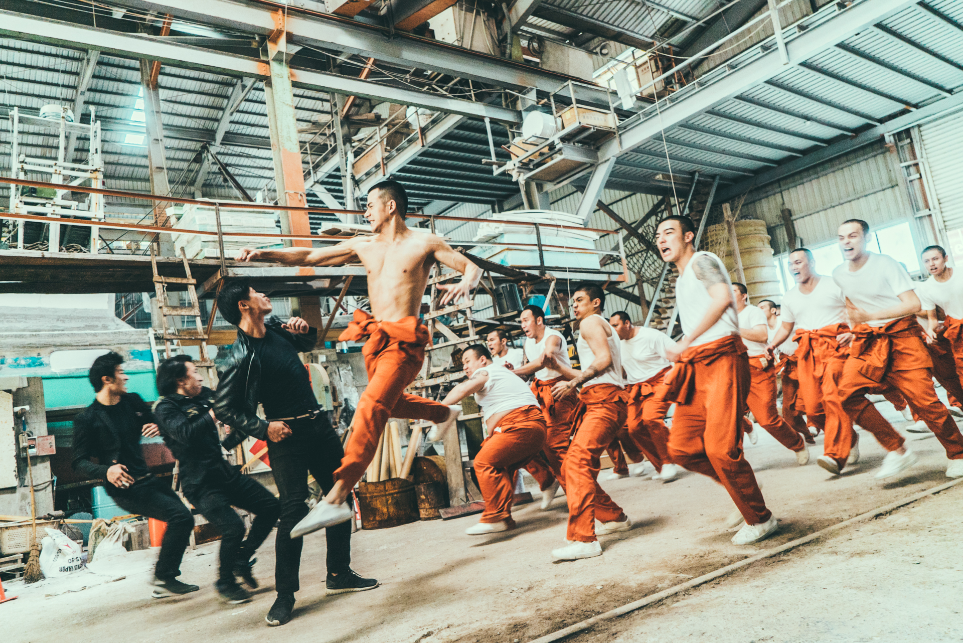 一場澡堂對幹火拼的戲拍得相當激烈，演員們也卯起來幹架，打到不少人都掛彩。（文達文創提供）