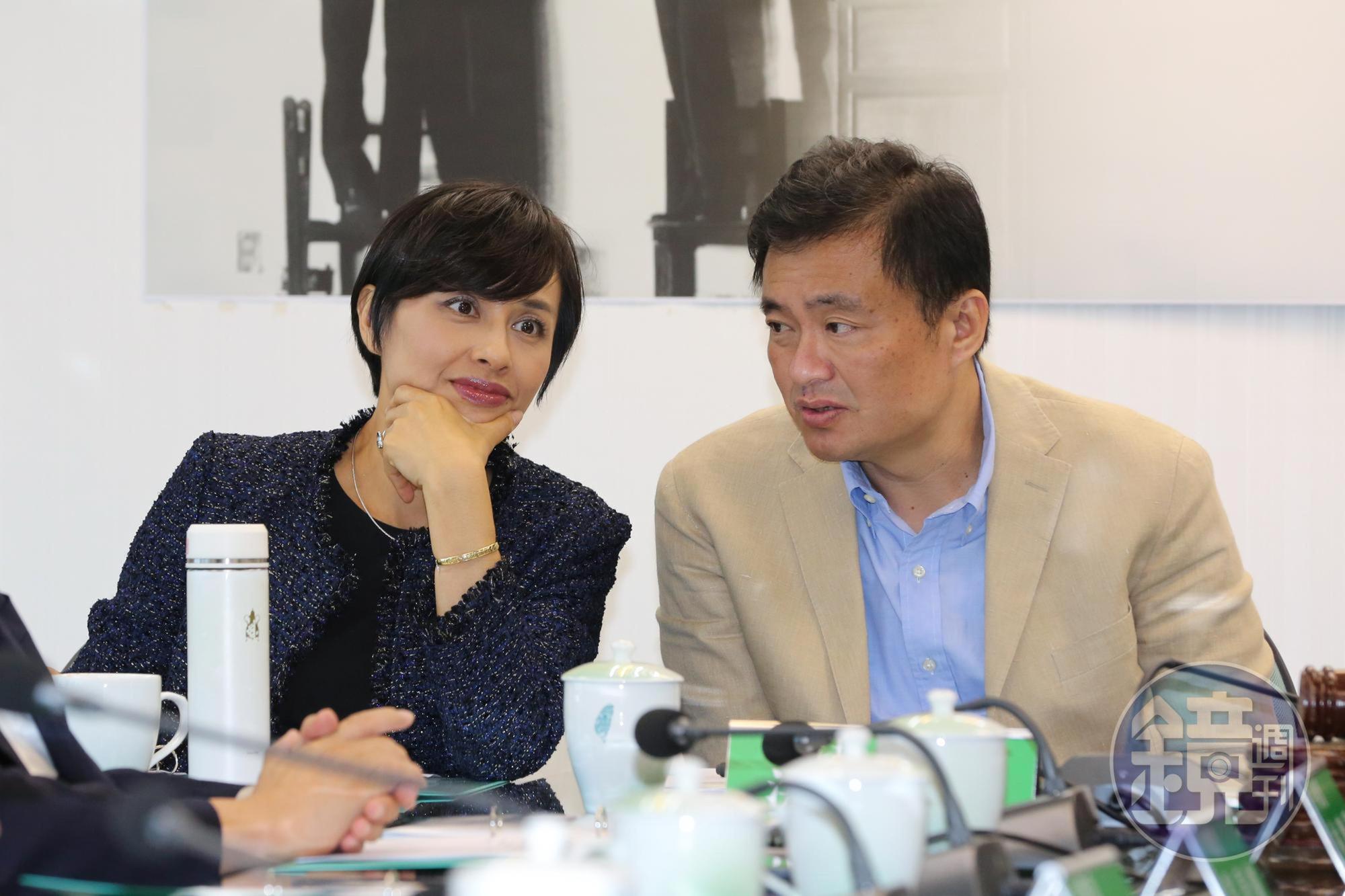 民進黨秘書長洪耀福(右)。(資料照)