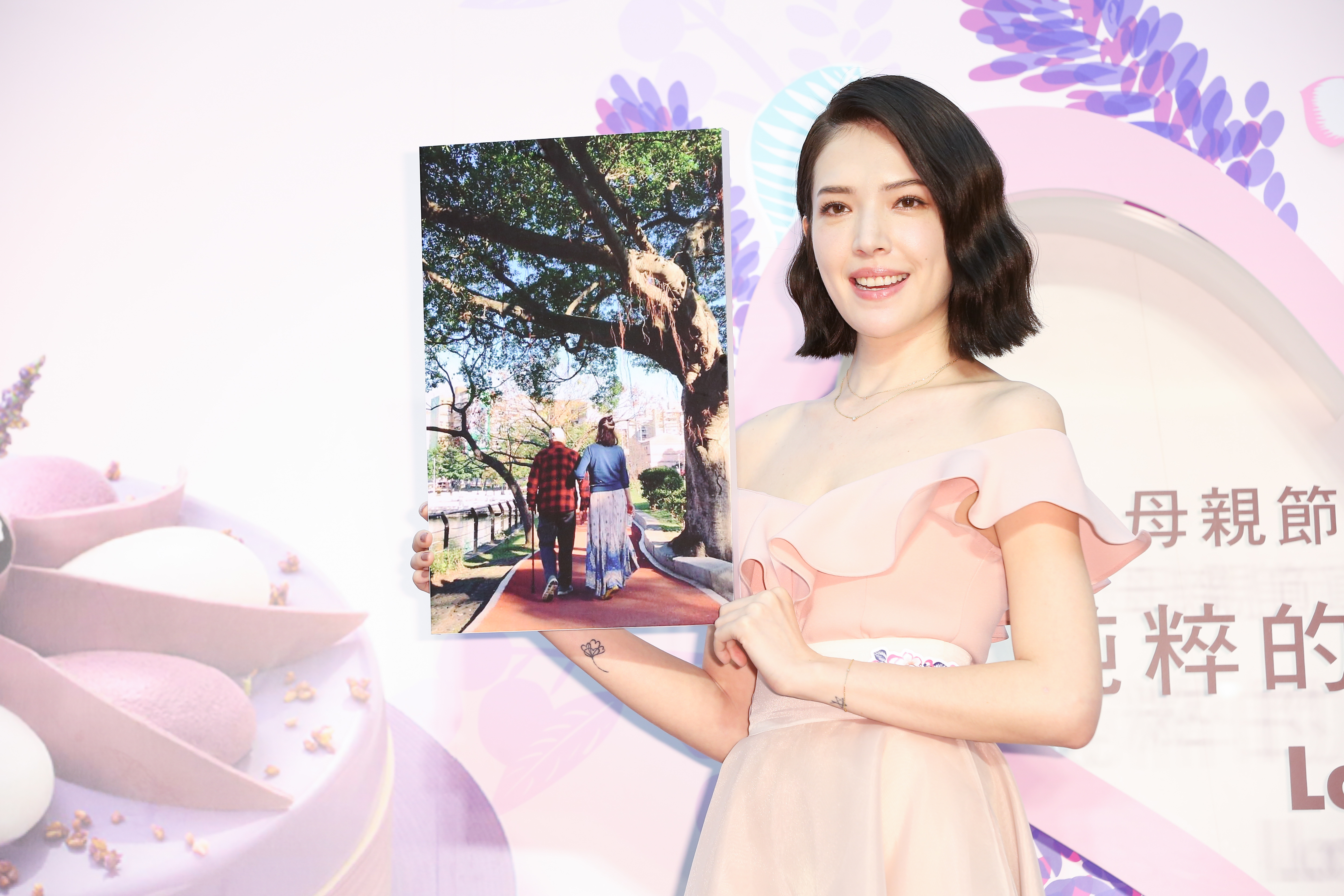 許瑋甯與大家分享她的媽媽與外公散步的溫馨天倫照片，與家人相聚是她最珍惜的時刻。