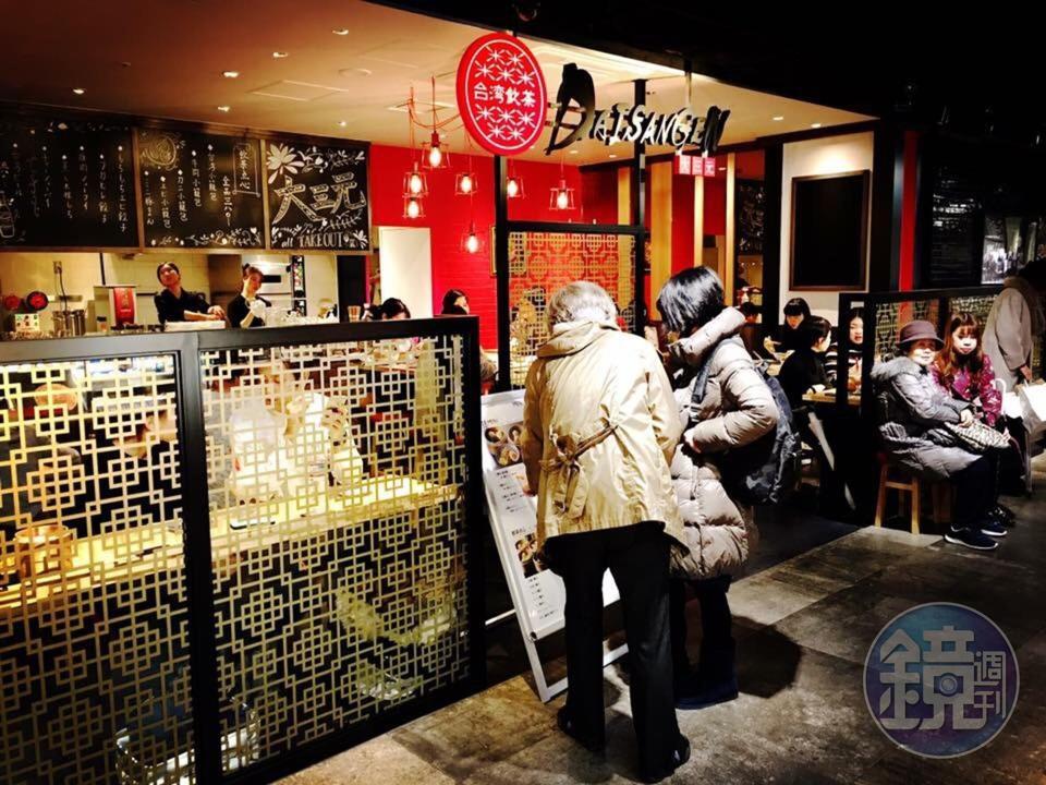 日本大三元分店位於百貨賣場，座位數不到30個，成為排隊名店。
