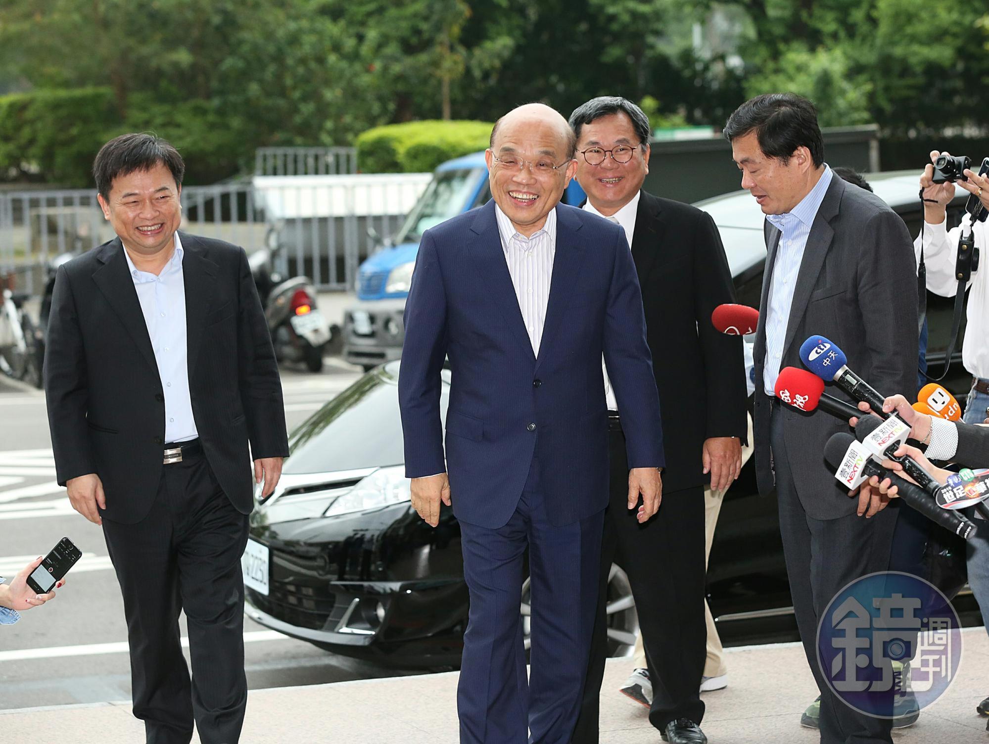 前行政院長蘇貞昌（左2）今早到民進黨中央與民進黨主席蔡英文會面。