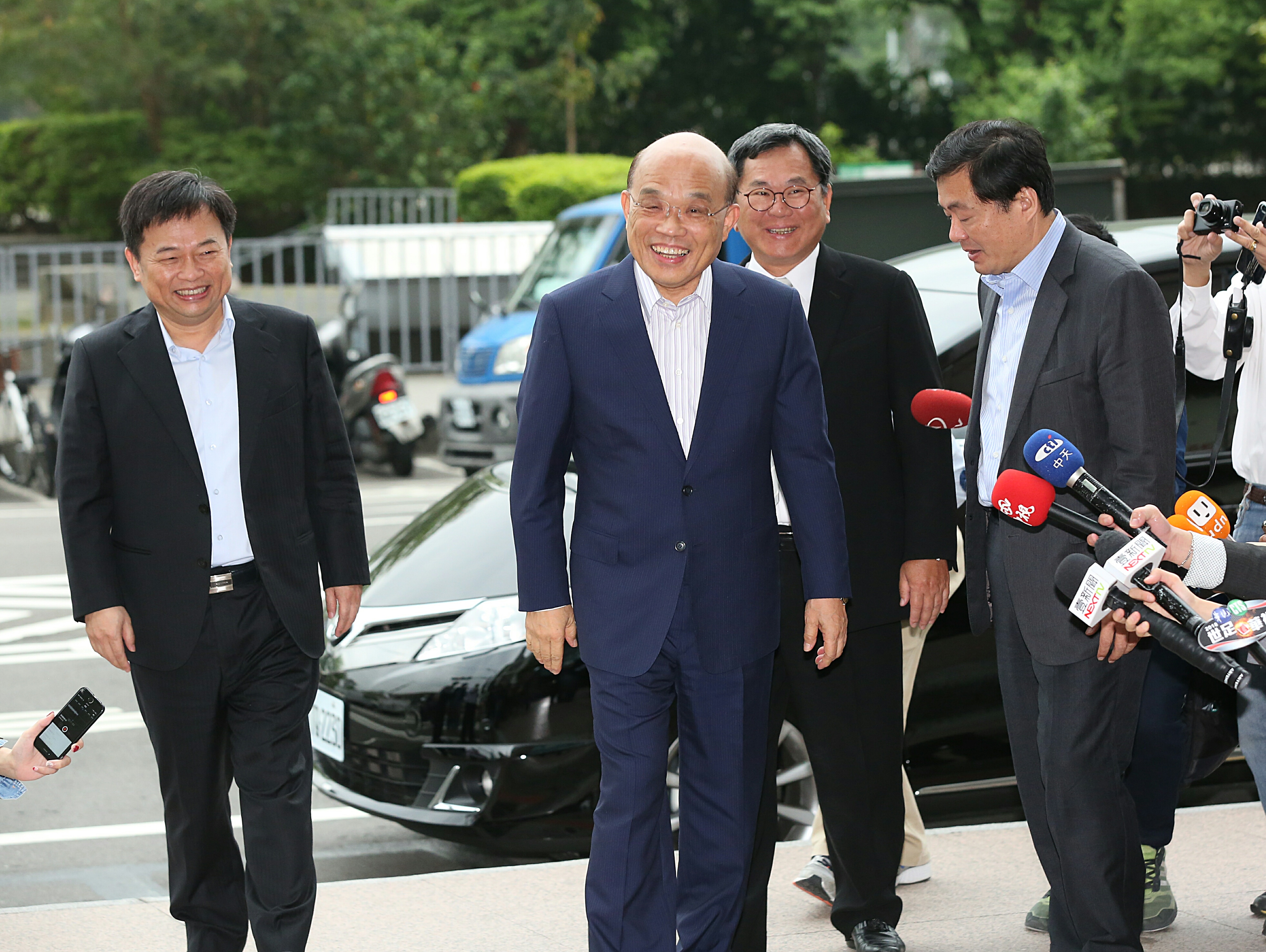 前行政院長蘇貞昌（左2）今早到民進黨中央與民進黨主席蔡英文會面。