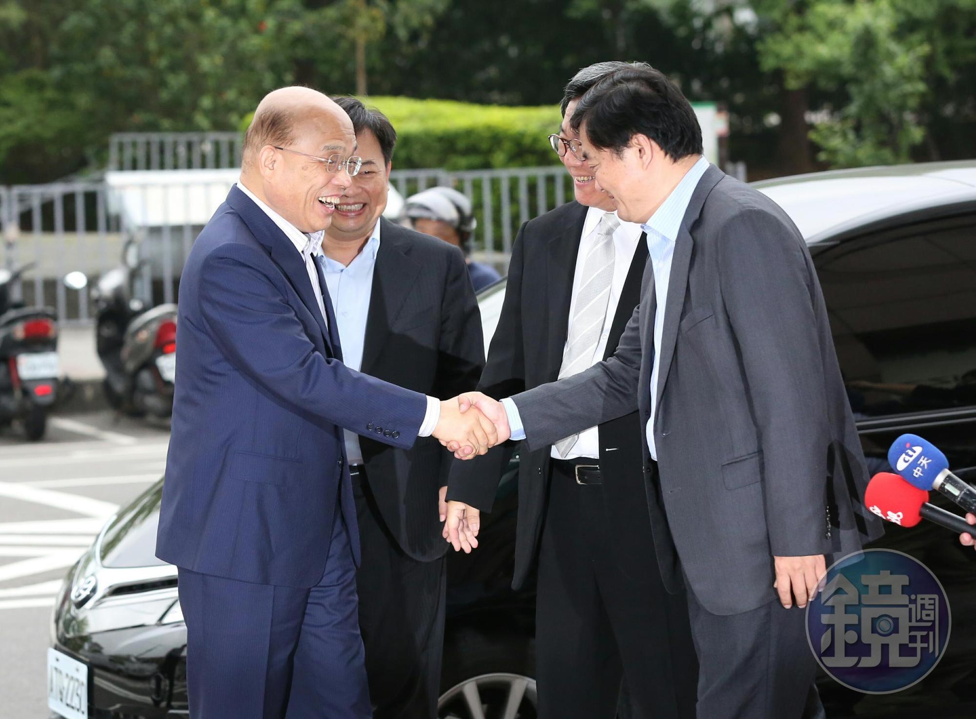 蘇貞昌（左）今早到民進黨中央黨部，民進黨秘書長洪耀福（右起）、選對會召集人陳明文、林錫耀到樓下迎接。